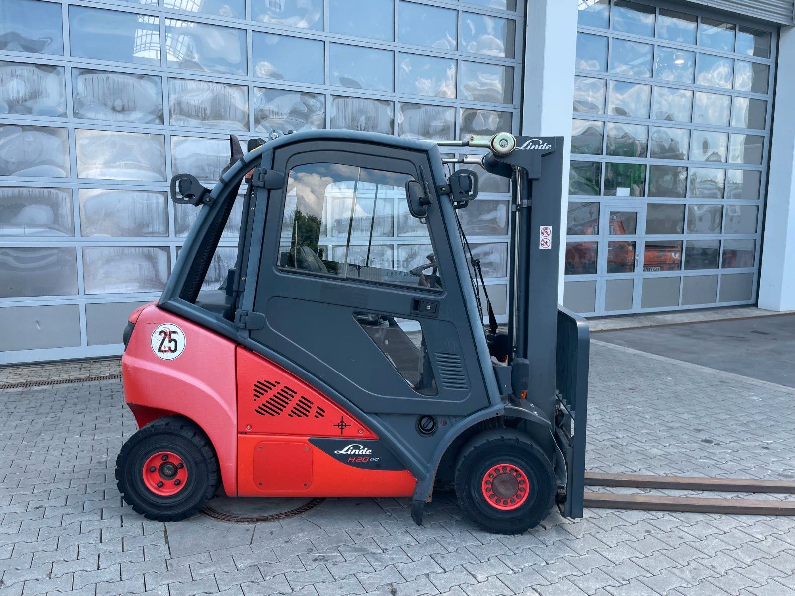 Fahrzeugabbildung Linde H20D-02/600 / Triplex 4,6m / 1.332h / Diesel