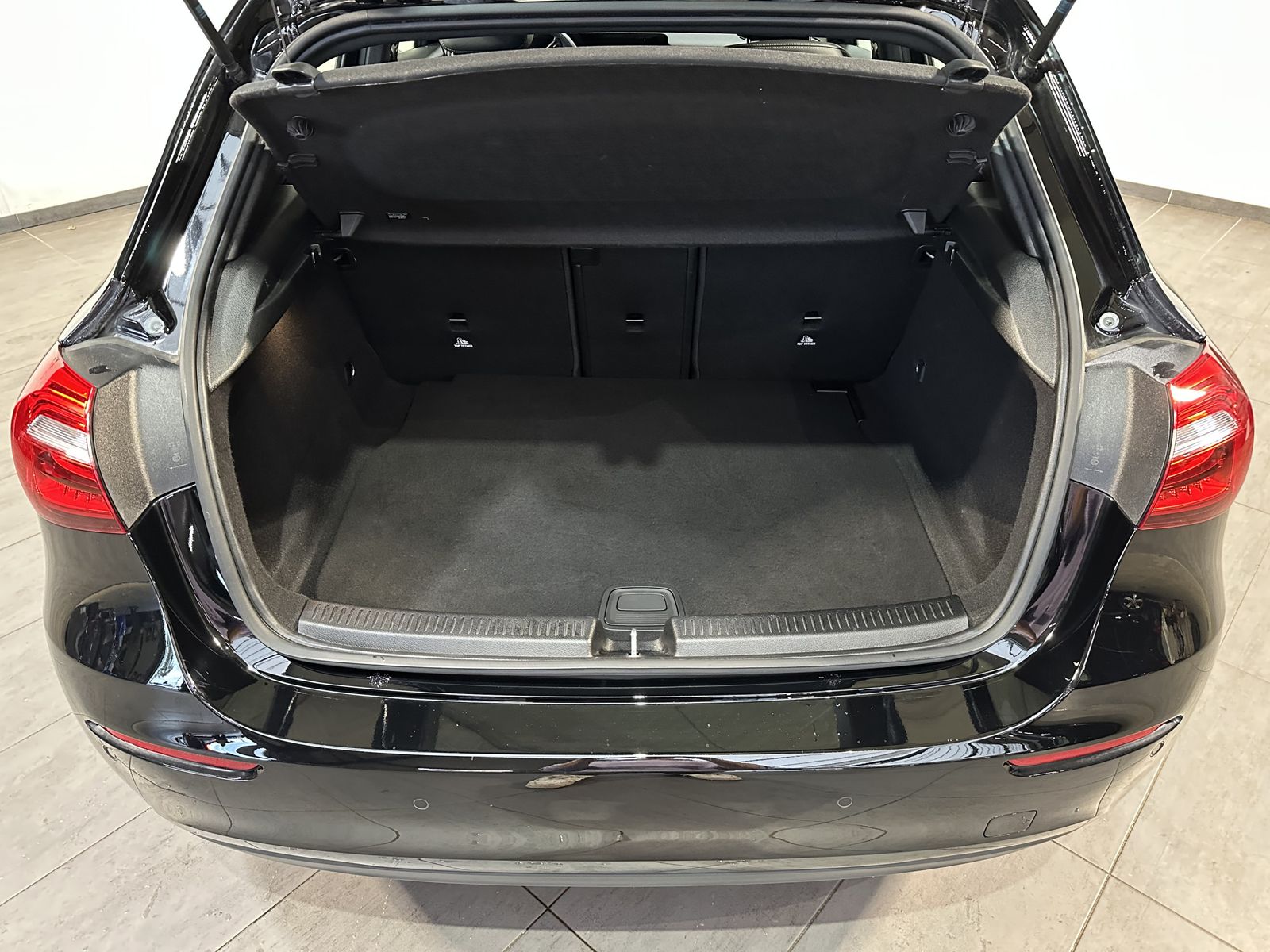 Fahrzeugabbildung Mercedes-Benz A 180d Aut. Style NAV+DAB+SITZ-PAKET+16ZO+ALARM