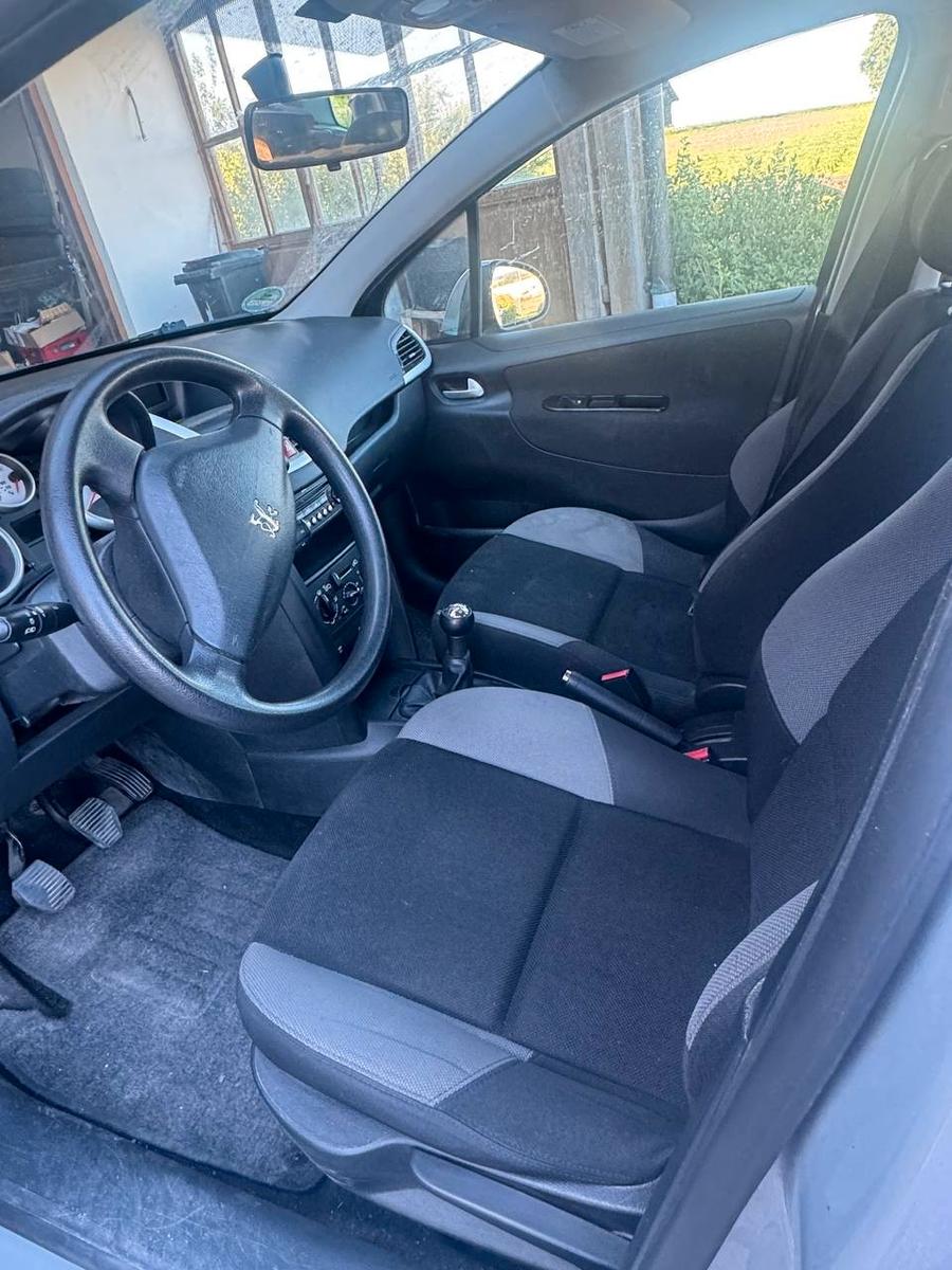Peugeot 207 2008 — interior