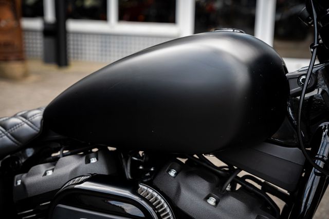 Fahrzeugabbildung Harley-Davidson FXBBS STREET BOB SOFTAIL - SCHWARZ MATT- 1.HAND