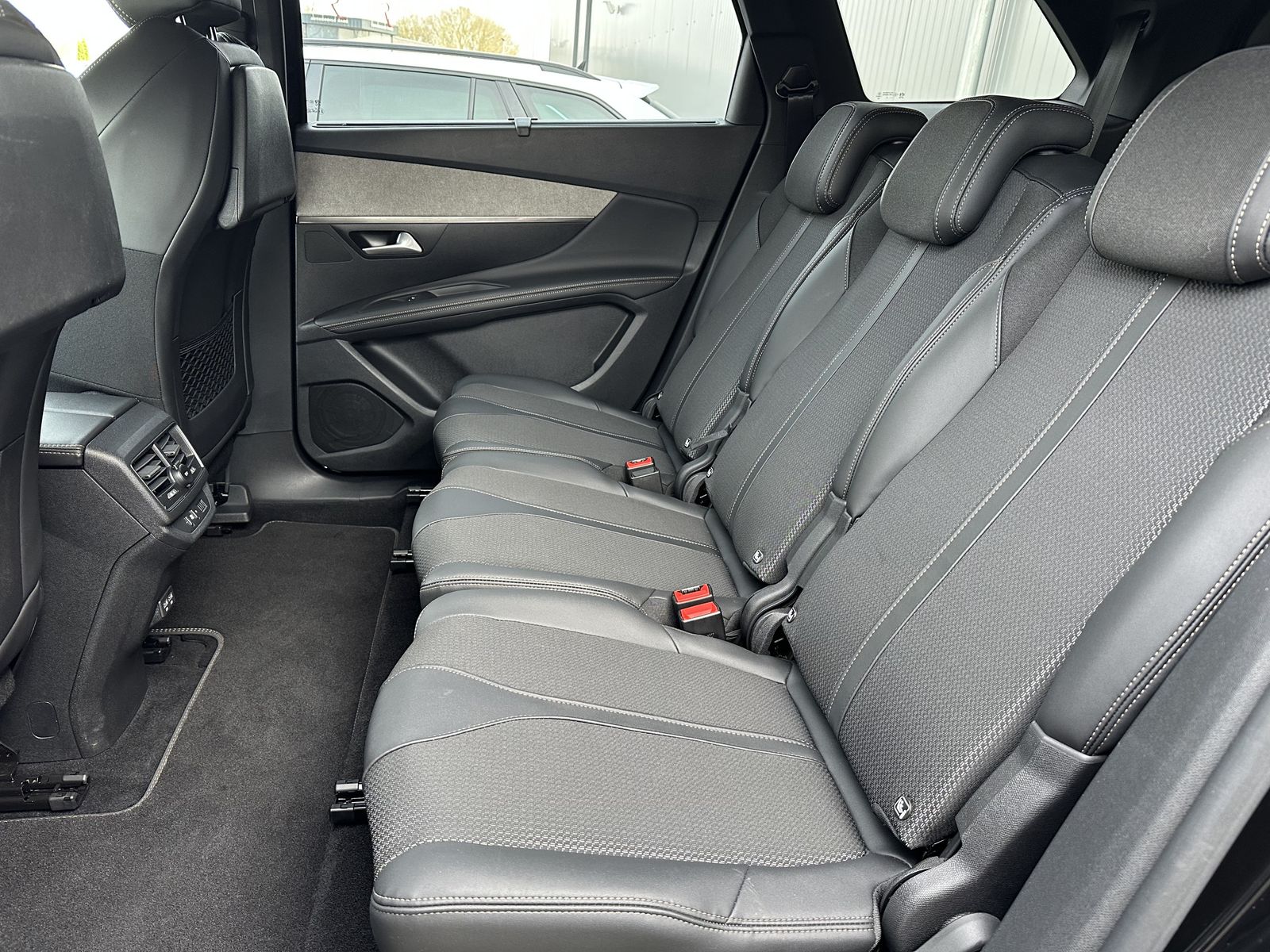 Fahrzeugabbildung Peugeot 5008 BlueHDI EAT8 GT NAV+LED+KAM+V-COKPIT+18ZOLL