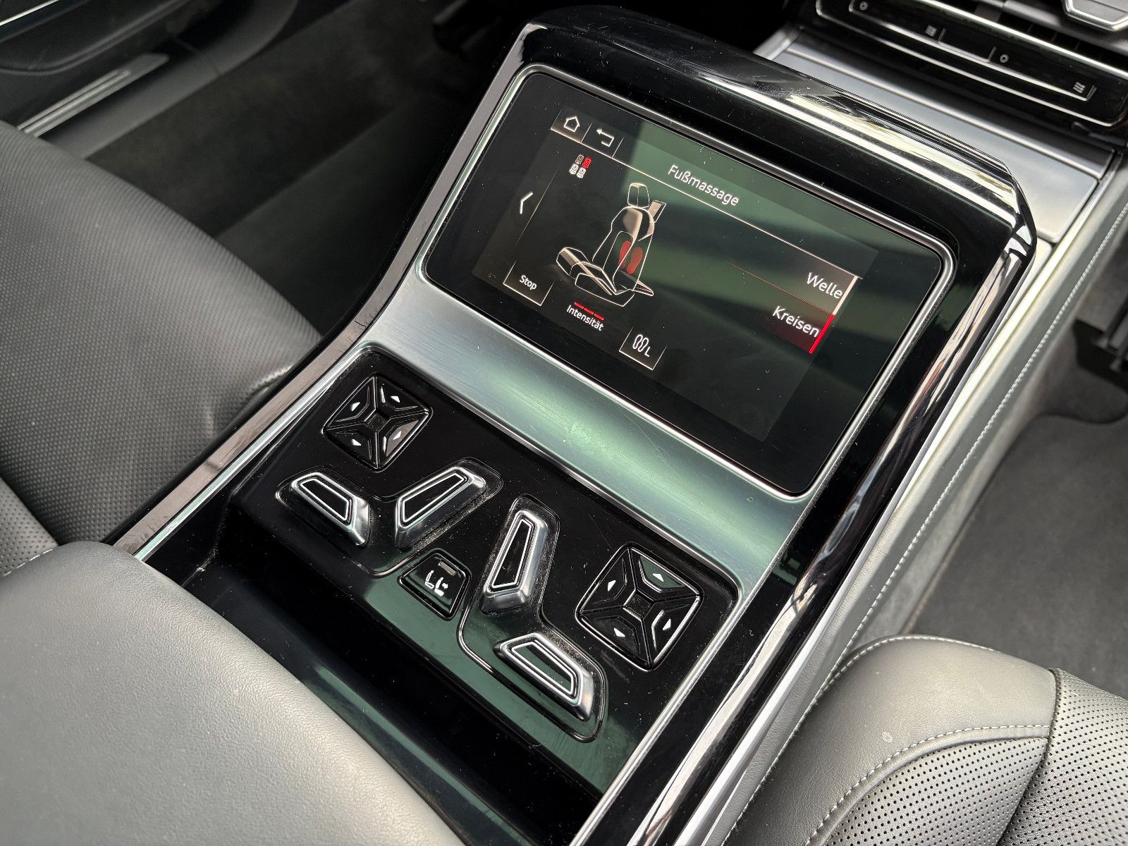 Fahrzeugabbildung Audi A8 60 TFSI e L quattro/Chauffeur-Paket/Fond-TV/