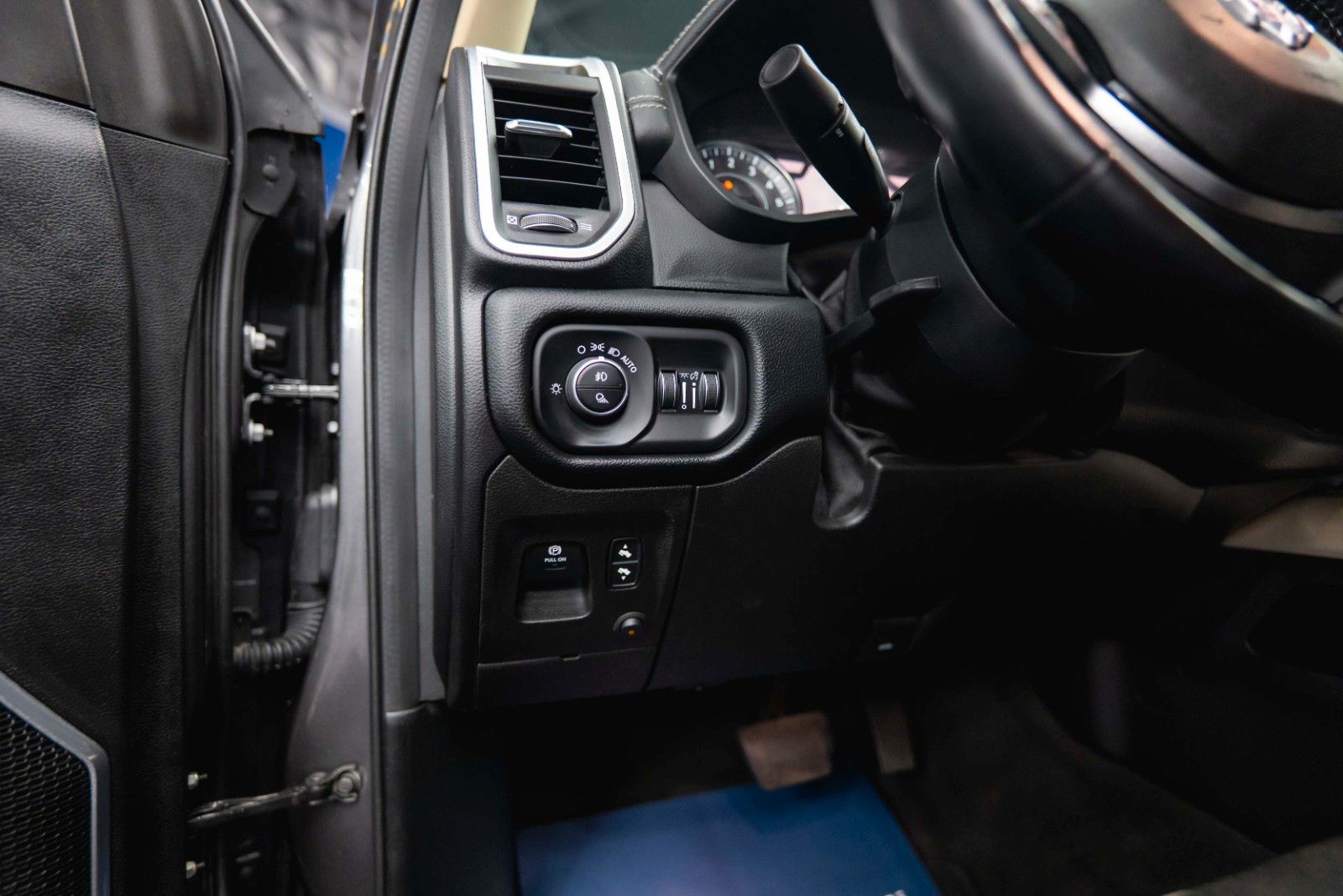 Fahrzeugabbildung Dodge RAM 5.7 V8 HEMI 4x4 OFFROAD NIGHT-Paket LARAMIE