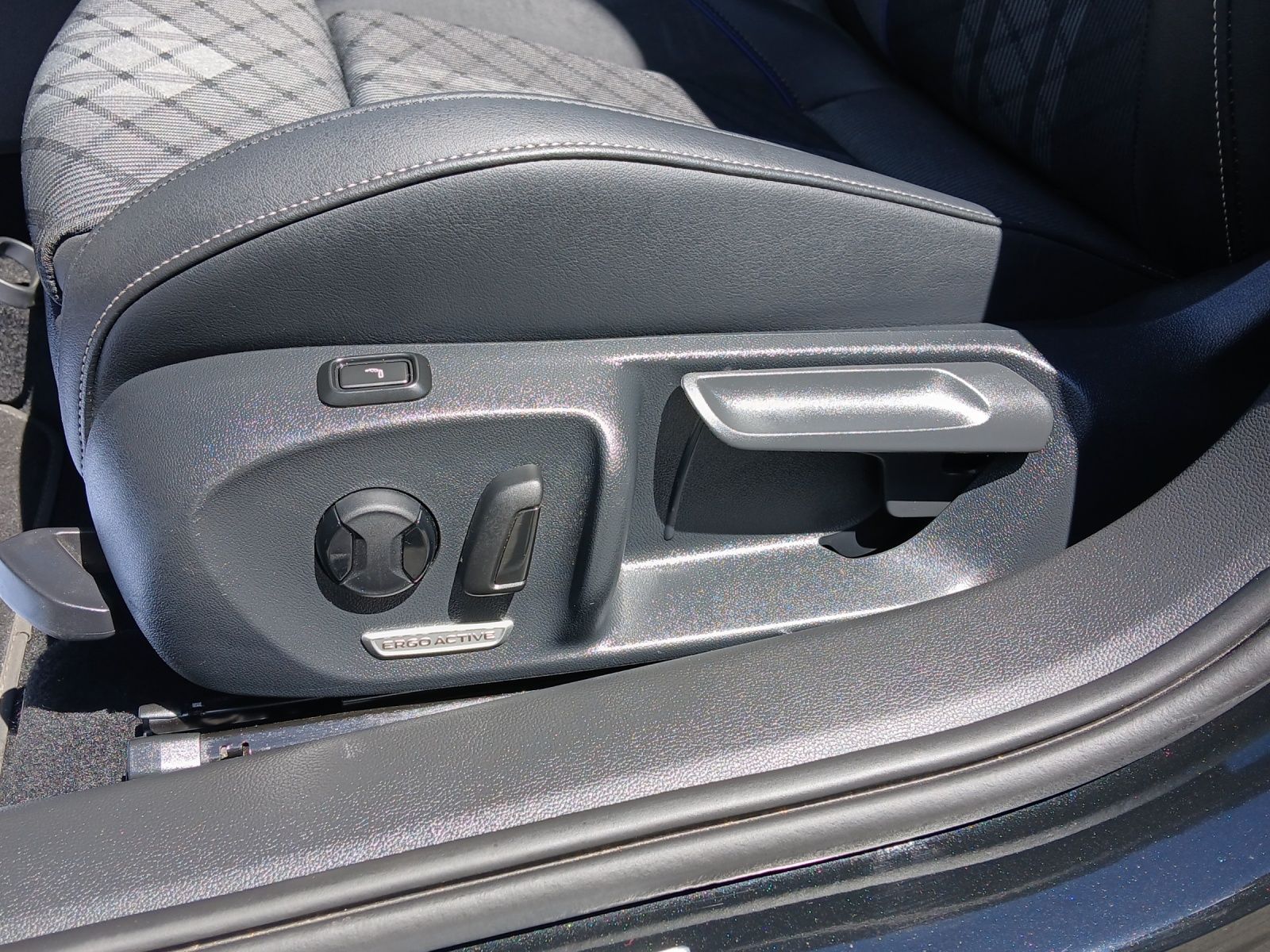 Fahrzeugabbildung Volkswagen Passat TDI R-Line Black Style Matrix AHK Navi AI
