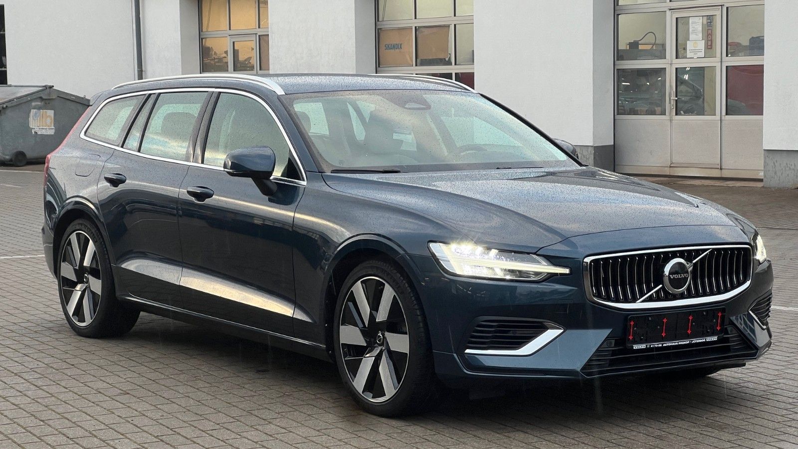 Fahrzeugabbildung Volvo V60 T6 PHEV AWD Essential *Leder*PDC*LHZG*