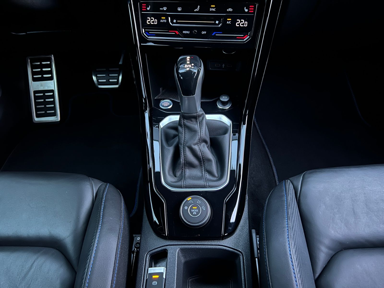 Fahrzeugabbildung Volkswagen T-Roc R 2.0 TSI DSG 4MOTION*AHK,Leder,Navi,Rückf