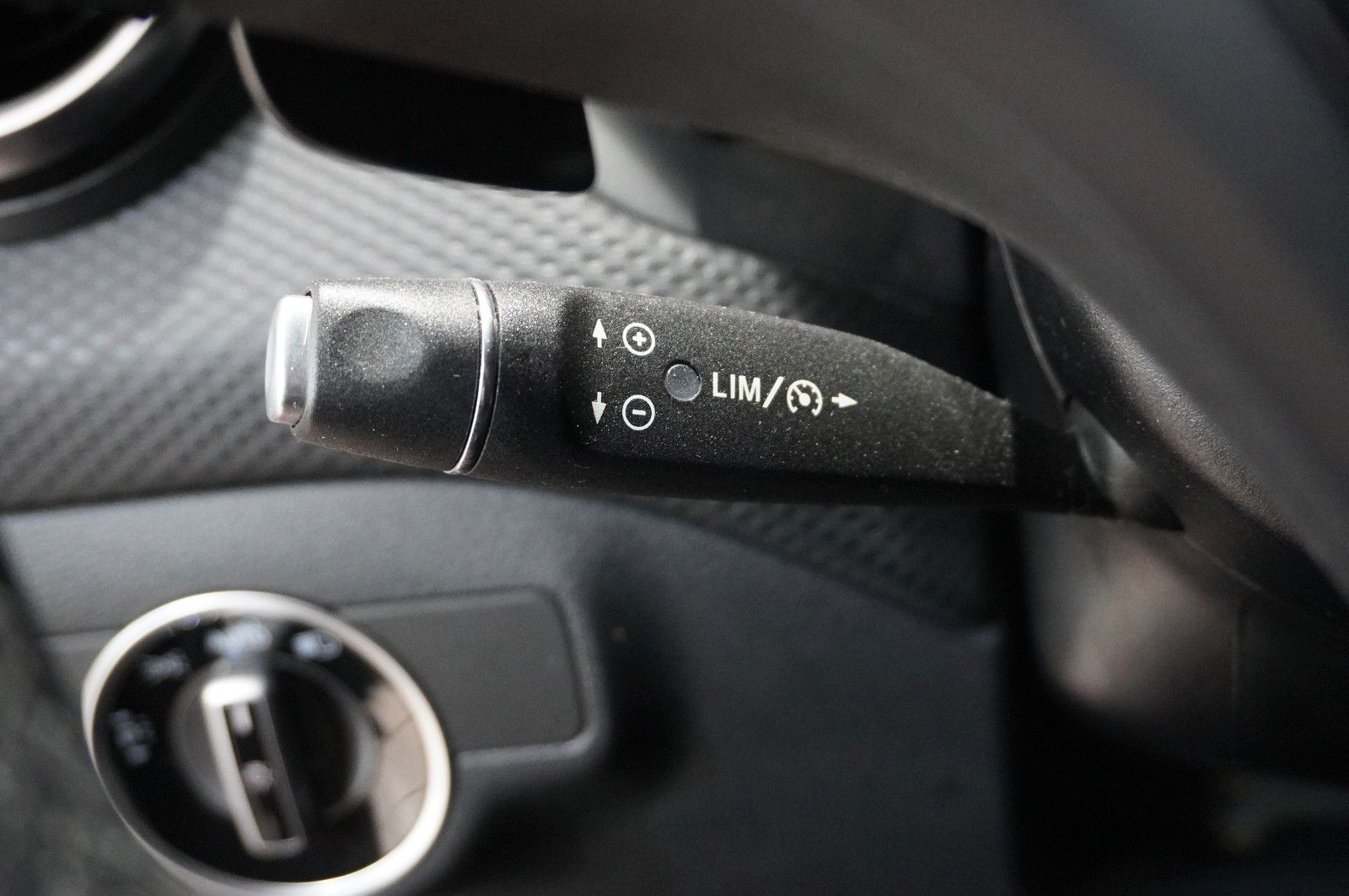 Fahrzeugabbildung Mercedes-Benz A 200 LIM. AMG LINE NAVI/LED/KAMERA/SPORT/SH/AHK