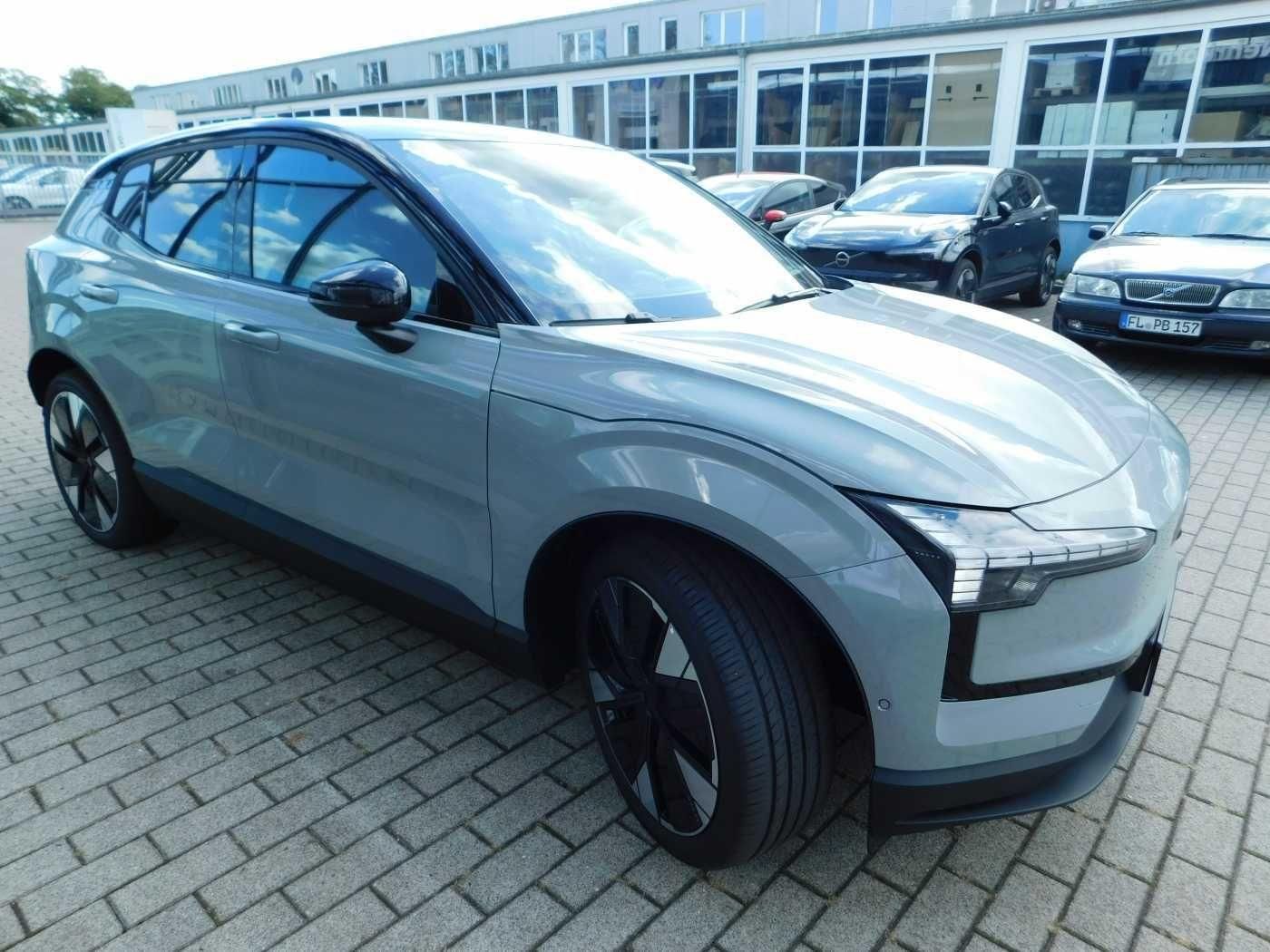 Fahrzeugabbildung Volvo EX30 Twin Motor Performance AWD Plus