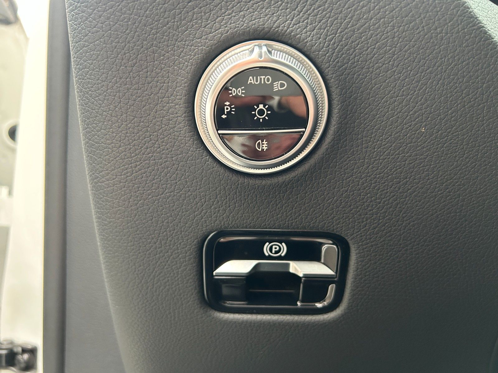 Fahrzeugabbildung Mercedes-Benz GLC 220d AMG+Night+RKamera+SportfahrW+AmbientePr