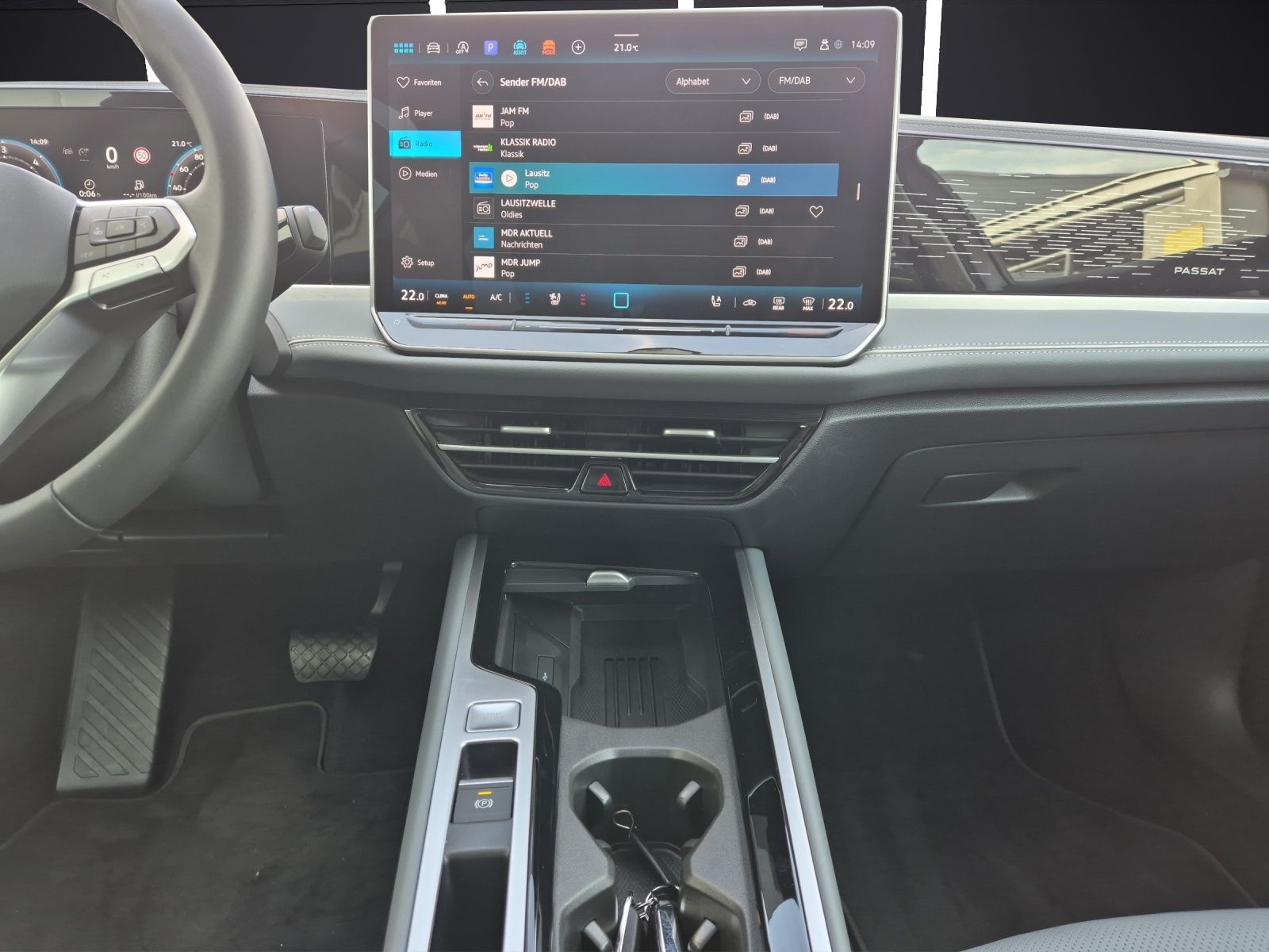 Fahrzeugabbildung Volkswagen Passat TDI Elegance DSG Matrix STH AHK Navi Pano