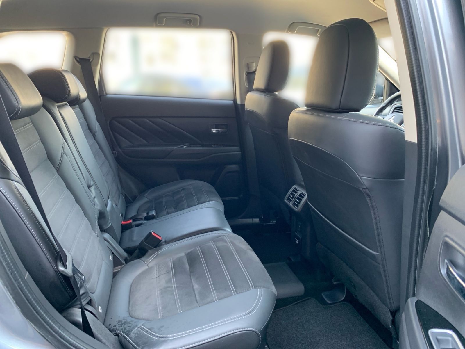 Fahrzeugabbildung Mitsubishi Outlander 2.4 PHEV Plug-in Hybrid Basis Spirit 4