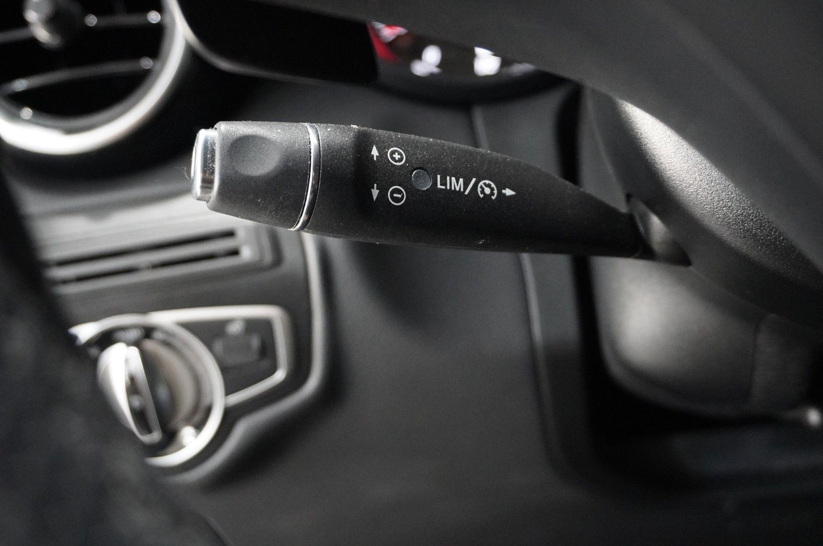Fahrzeugabbildung Mercedes-Benz GLC 220D EXCLUSIVE 4-MATIC NAVI/LED/SHZ/TEMP/AHK