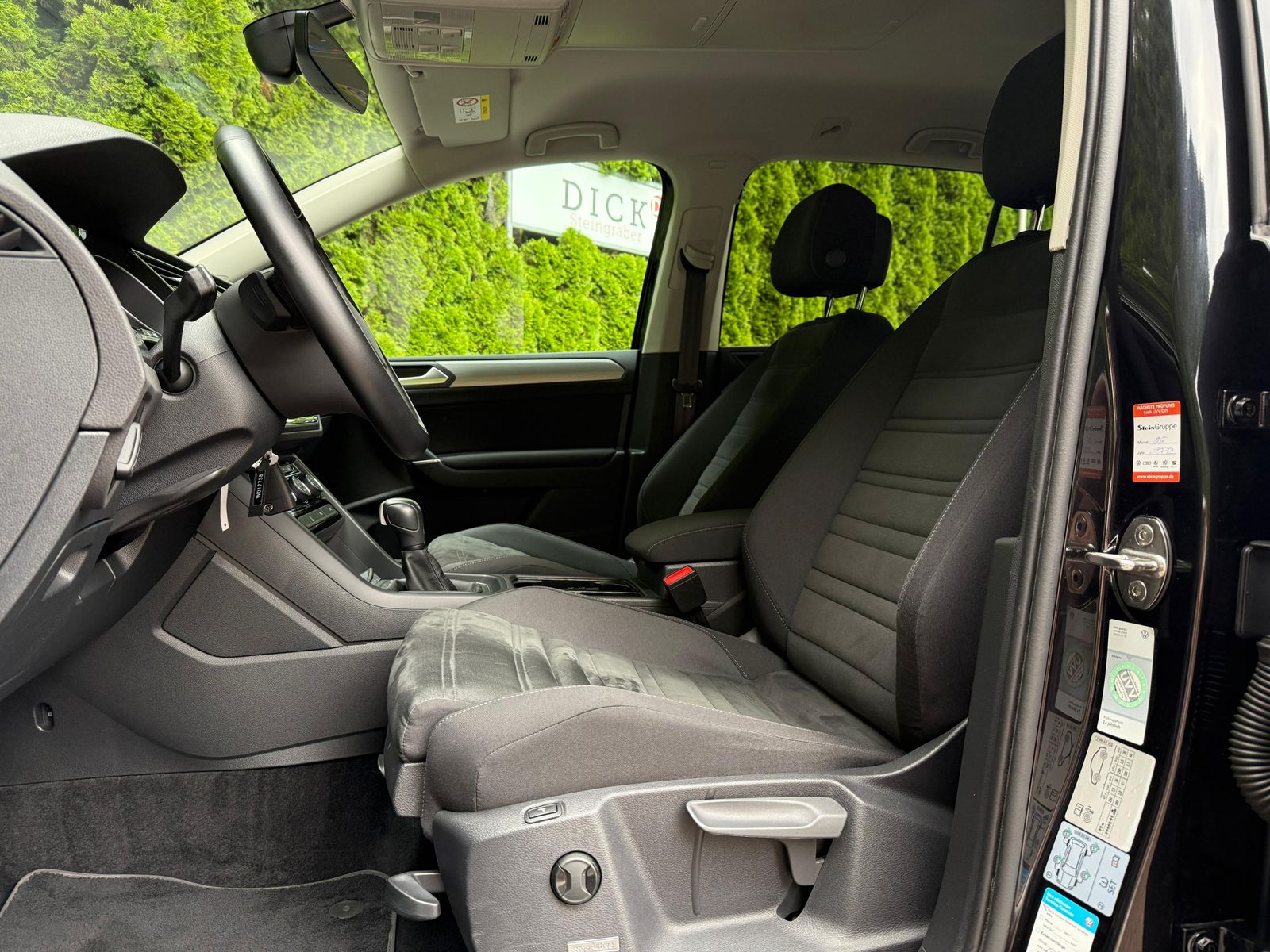 Fahrzeugabbildung Volkswagen Touran 2.0 TDI DSG Comfort LED+NAV+ACC+SHZ+CARPL