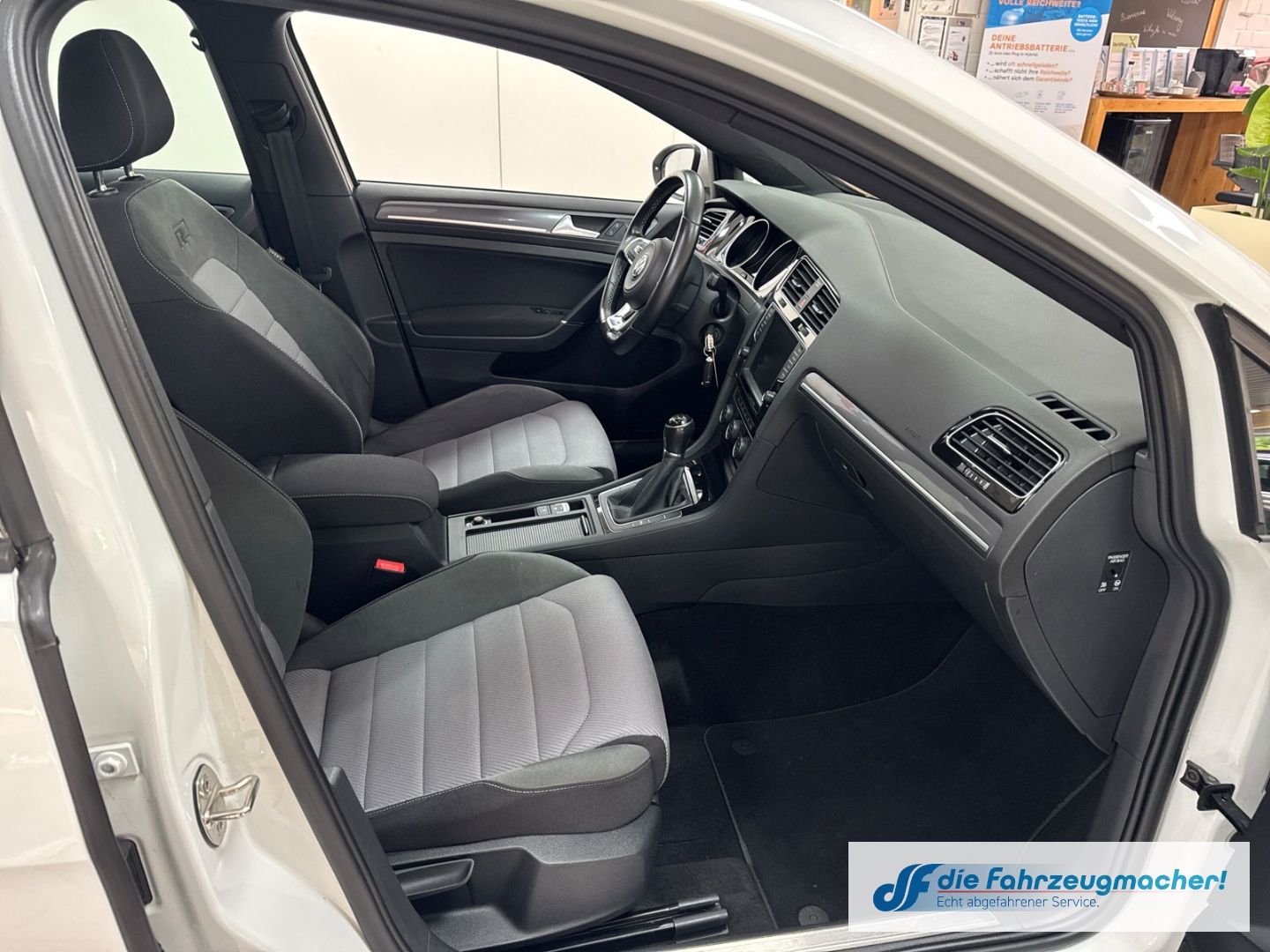 Fahrzeugabbildung Volkswagen Golf 1,4 150PS Highline R-Line Sportpaket Pano X
