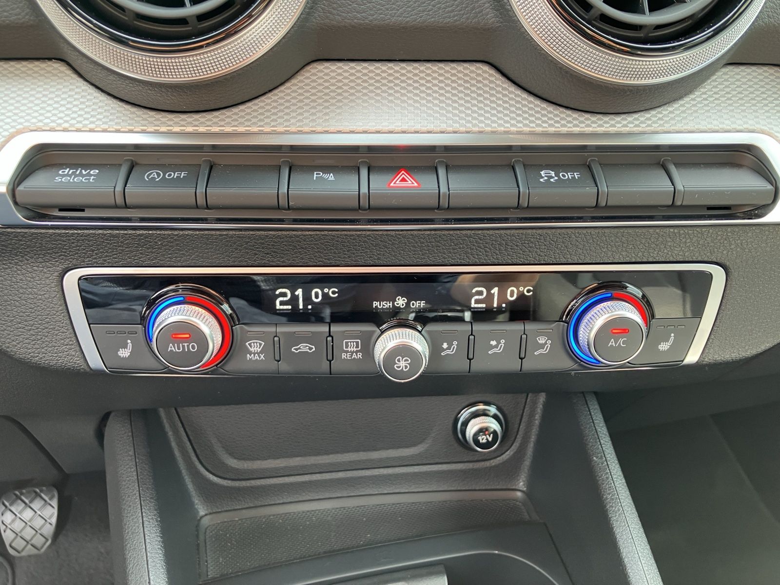 Fahrzeugabbildung Audi Q2 35 TFSI advanced LED ACC AVC RFK SH