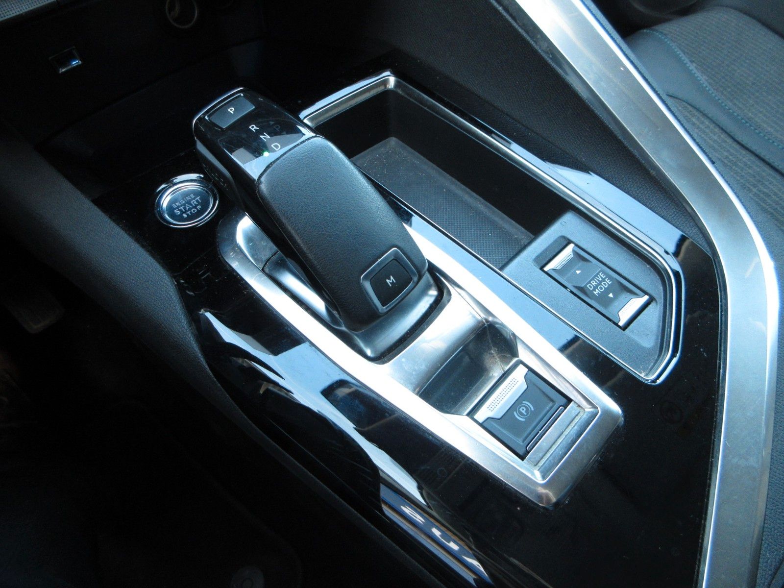 Fahrzeugabbildung Peugeot 5008 Allure 1.2T LED/NAVI/AHK/R´CAM/BLIS