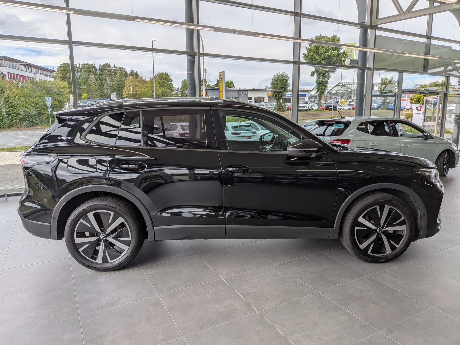Fahrzeugabbildung Volkswagen Tiguan 1.5 eTSI ENERGY HD-Matrix 360 Pano AHK 19