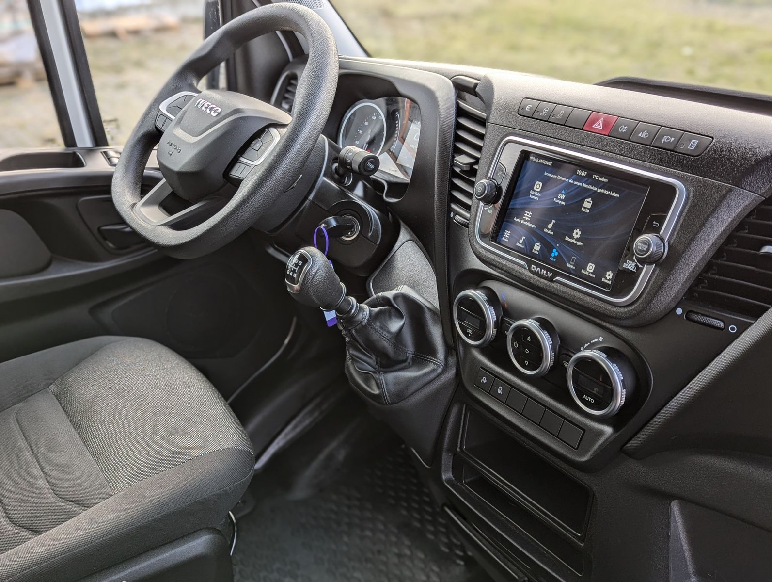Fahrzeugabbildung Iveco Daily 35S18V4100L 3.0L Dach/Holzboden Kamera Kli