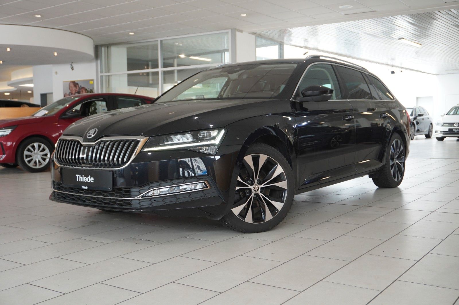 Fahrzeugabbildung SKODA Superb Combi 2.0D PREMIUM 4X4 NAVI/LED/360°/AHK