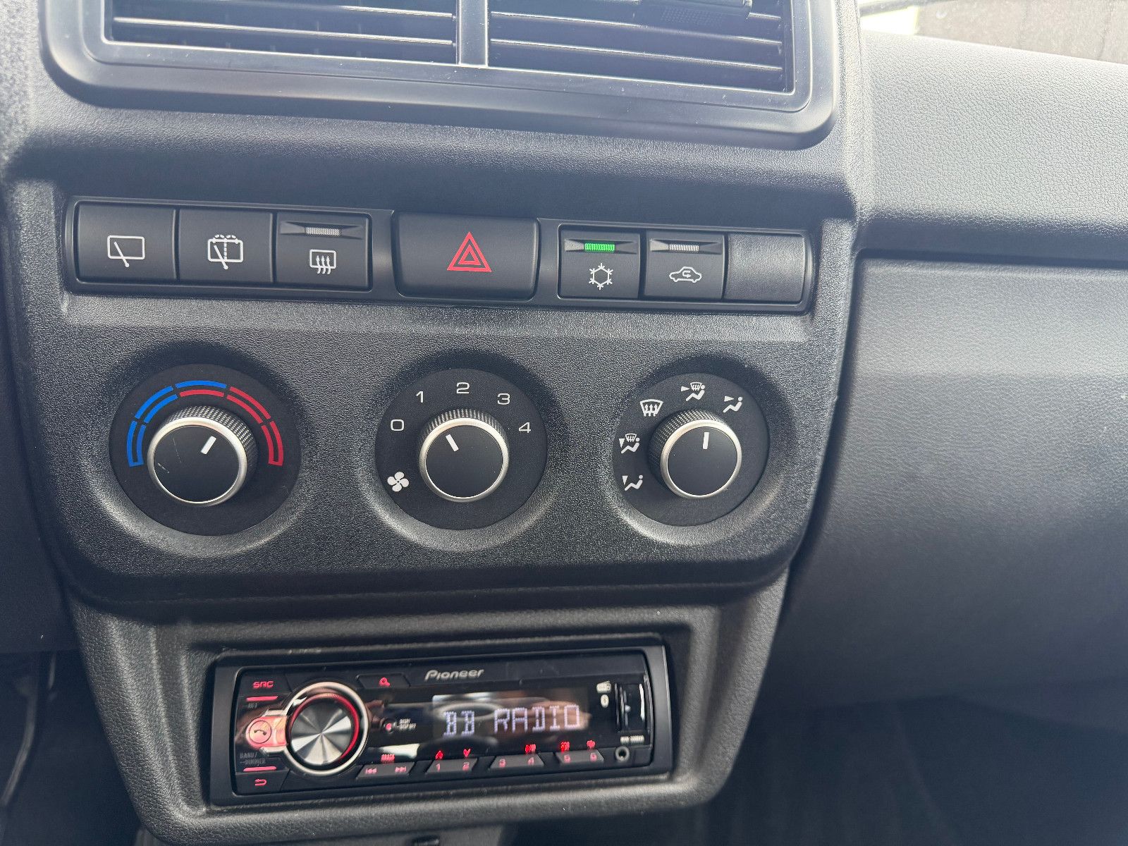 Fahrzeugabbildung Lada NIVA LEGEND "PREMIUM PLUS"! GROSTOL. REIF.; LED