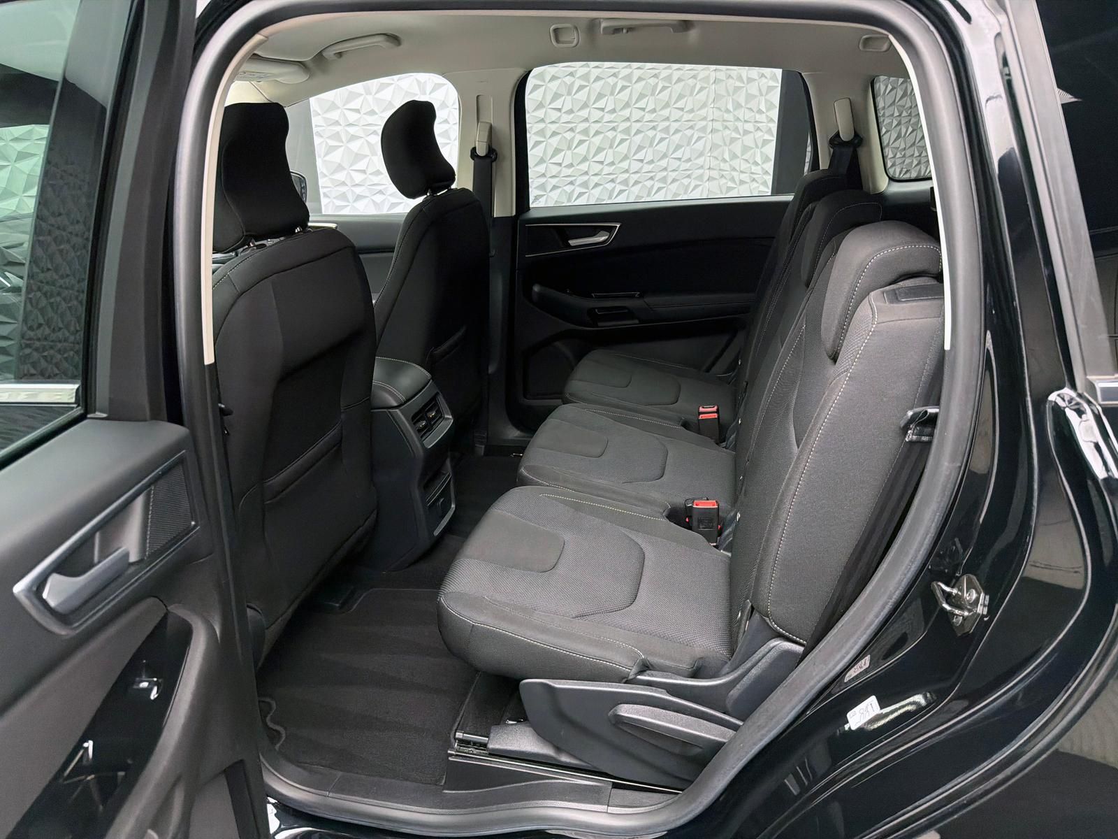 Fahrzeugabbildung Ford S-MAX 1.5 TITANIUM/7-SITZE/KEYLES/RCAM/NAV/PDC