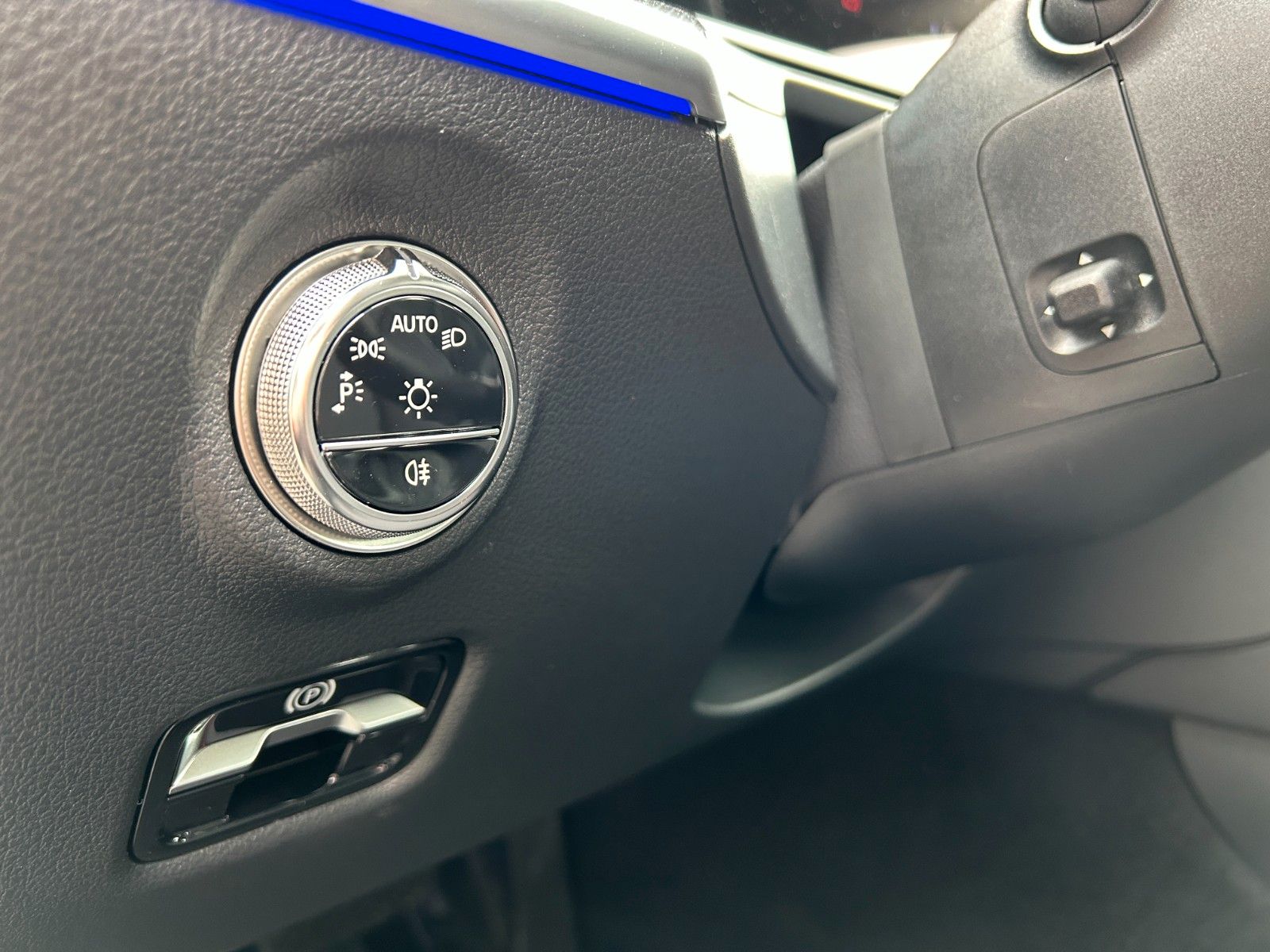 Fahrzeugabbildung Mercedes-Benz C 220 AVANTGARDE+DIS+HUD+360°+DAB+MEMORY+SPUR