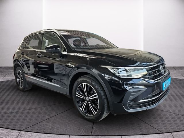 Fahrzeugabbildung Volkswagen Tiguan 1.5 TSI 6-Gang MOVE AHK NAVI MATRIX 360°