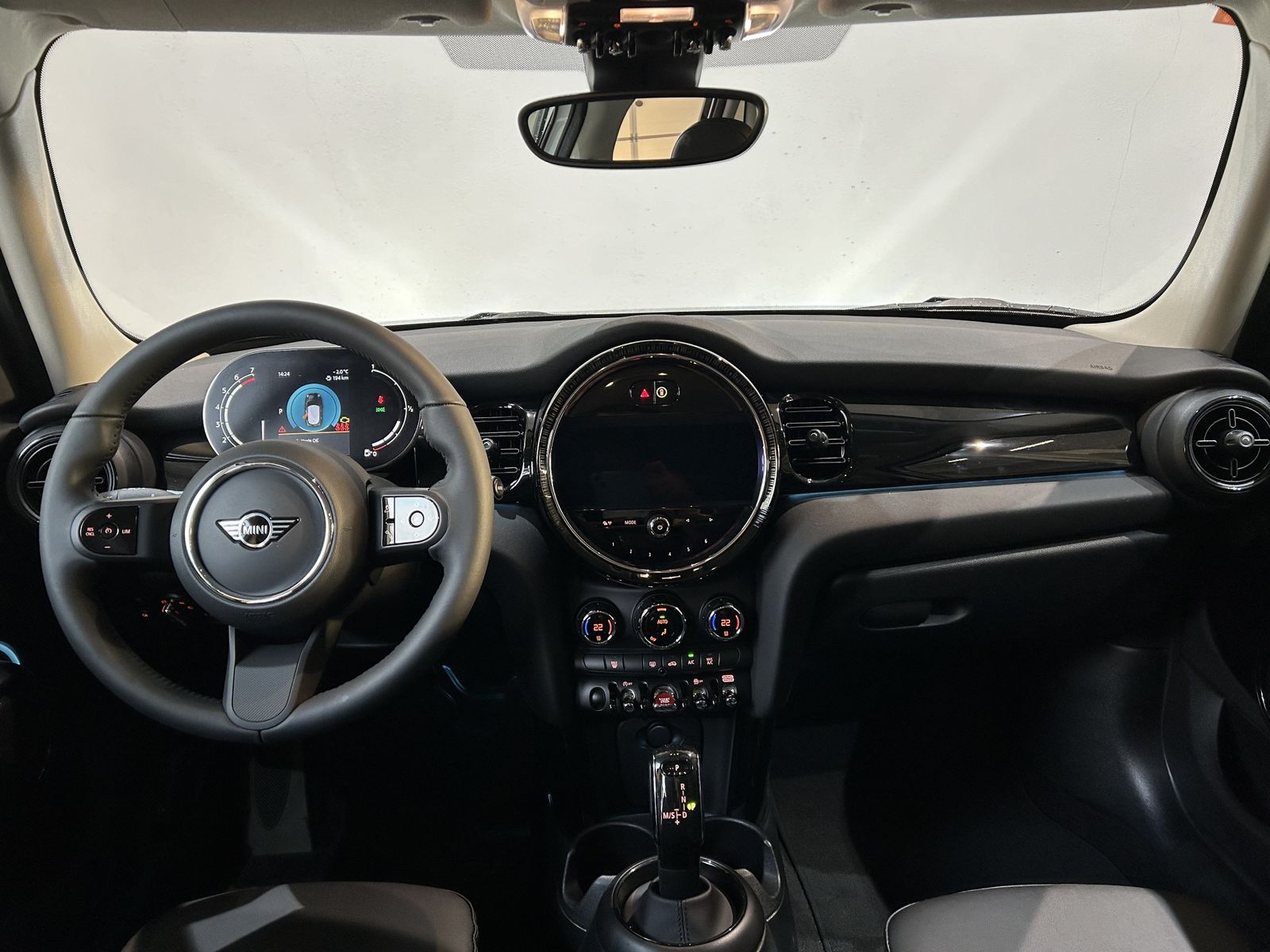 Fahrzeugabbildung MINI Cooper 5-Türer PDC, Sportsitze DAB LED Navi Temp