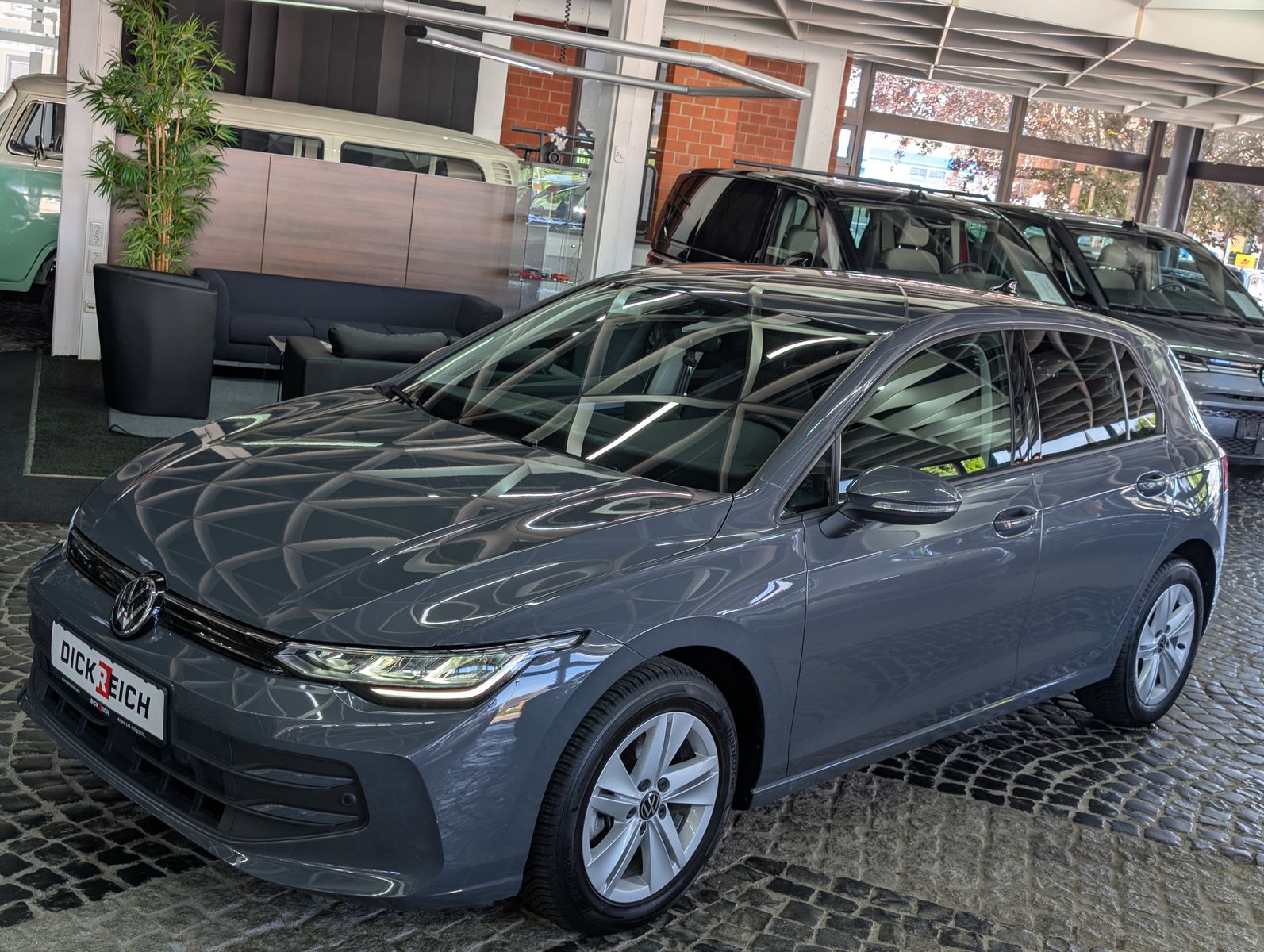 Fahrzeugabbildung Volkswagen Golf 1.5 TSI Life ACC LED SHZ VIRT AMBI APP BHL