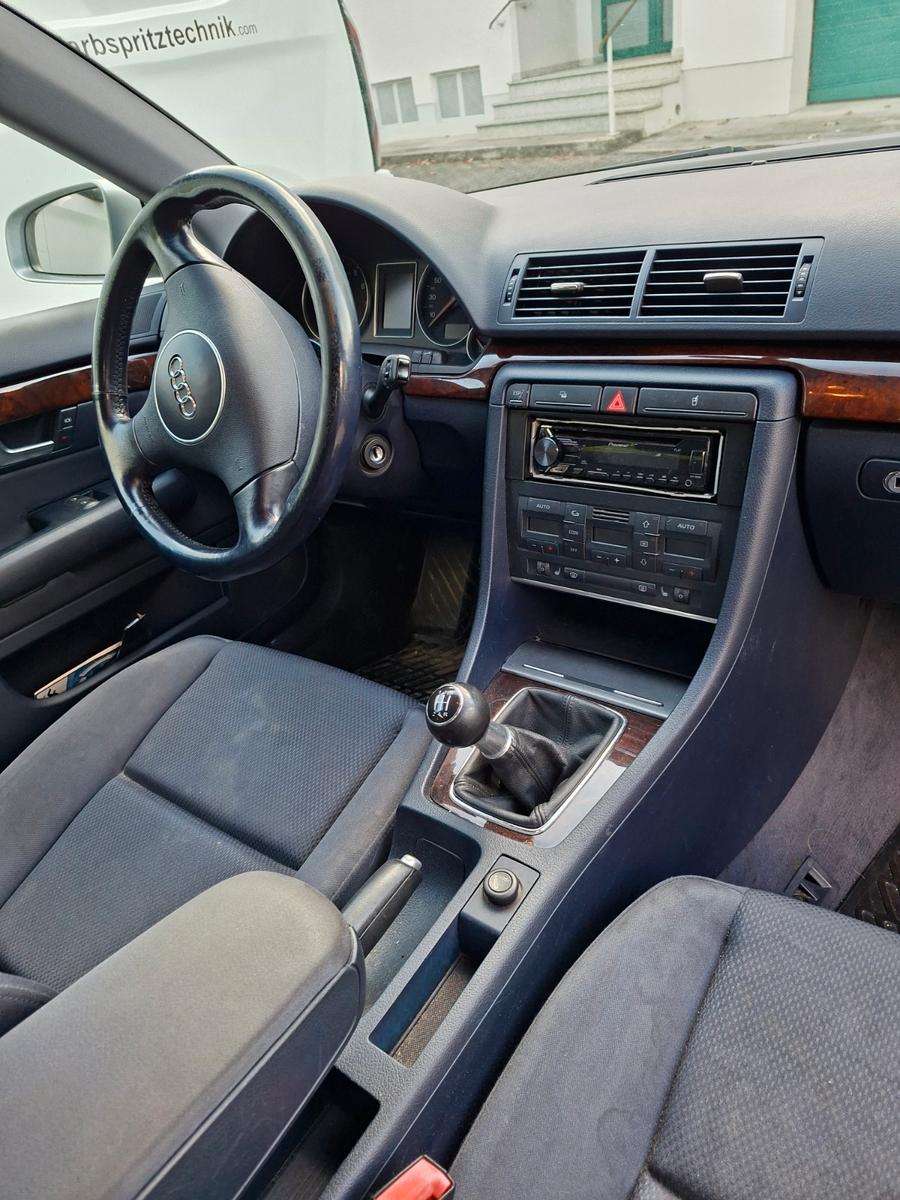 Audi A4 2004 — салон