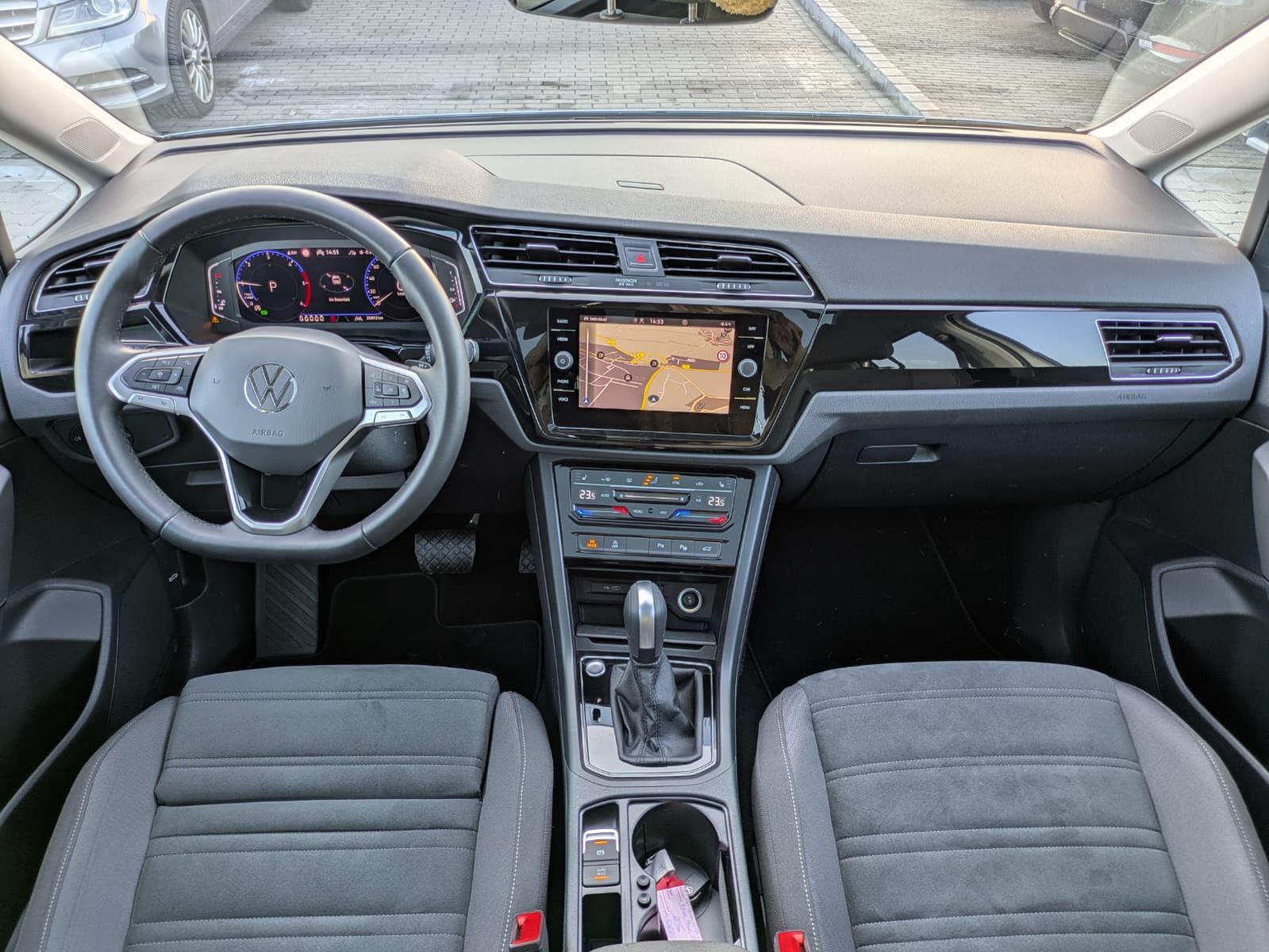 Fahrzeugabbildung Volkswagen Touran 2.0 DSG R-Line High BLACK Pano*7Si*IQ*AHK