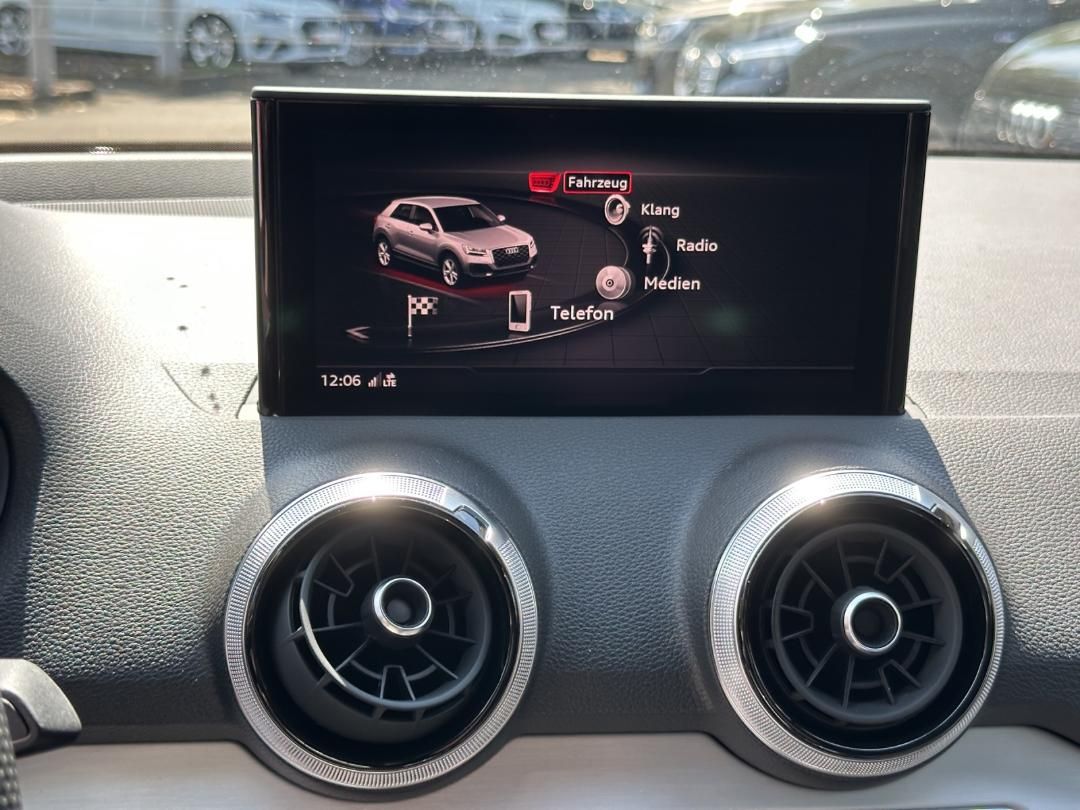 Fahrzeugabbildung Audi Q2 S line 40 TFSI, Kamera, Leder, Matrix, Pano,