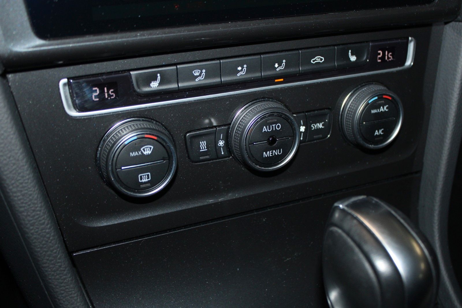 Fahrzeugabbildung Volkswagen Golf 2.0 TDI BMT DSG Comfortline LED STDHZ uvm.