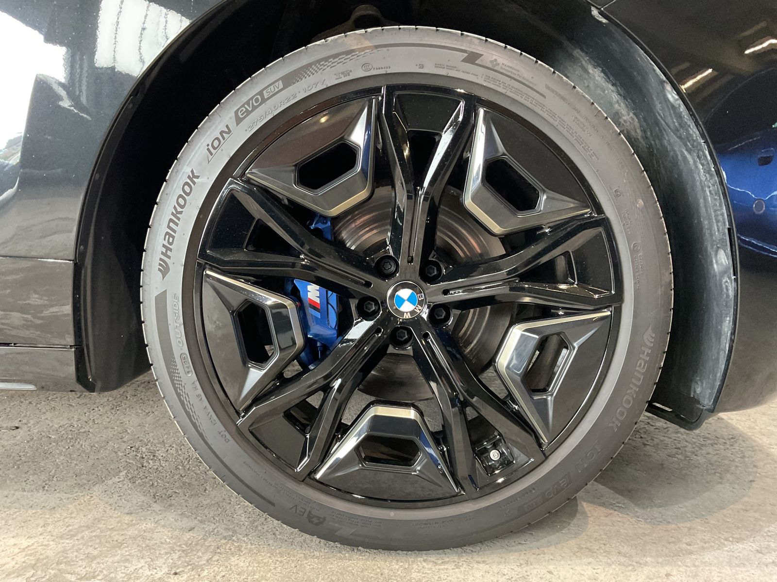 Fahrzeugeinzelansicht 17 Fahrzeugabbildung BMW iX xDrive60 M Sportpaket, Luftfederung, Sitzbelü