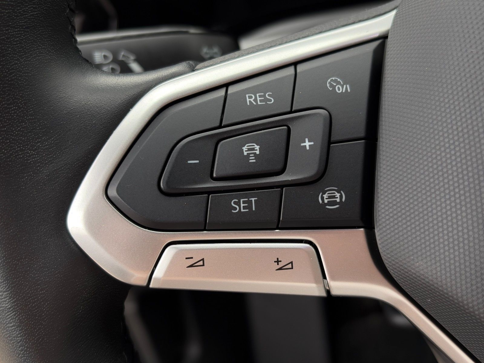 Fahrzeugabbildung Volkswagen Golf VIII Life 1.5 TSI ACC PDC NAV LHZ 3Z-KLIMA