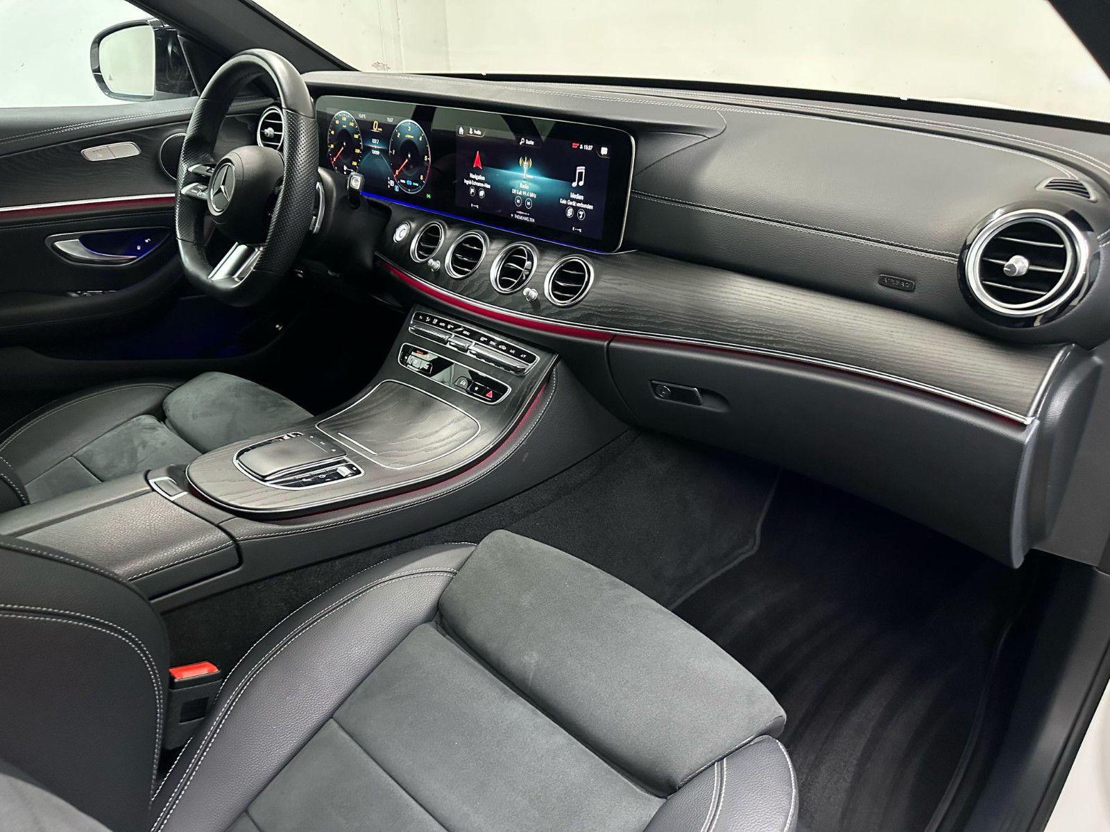 Fahrzeugabbildung Mercedes-Benz E 300 d 4MATIC T Autom. AMG-LINE*NIGHT*360*HUD*