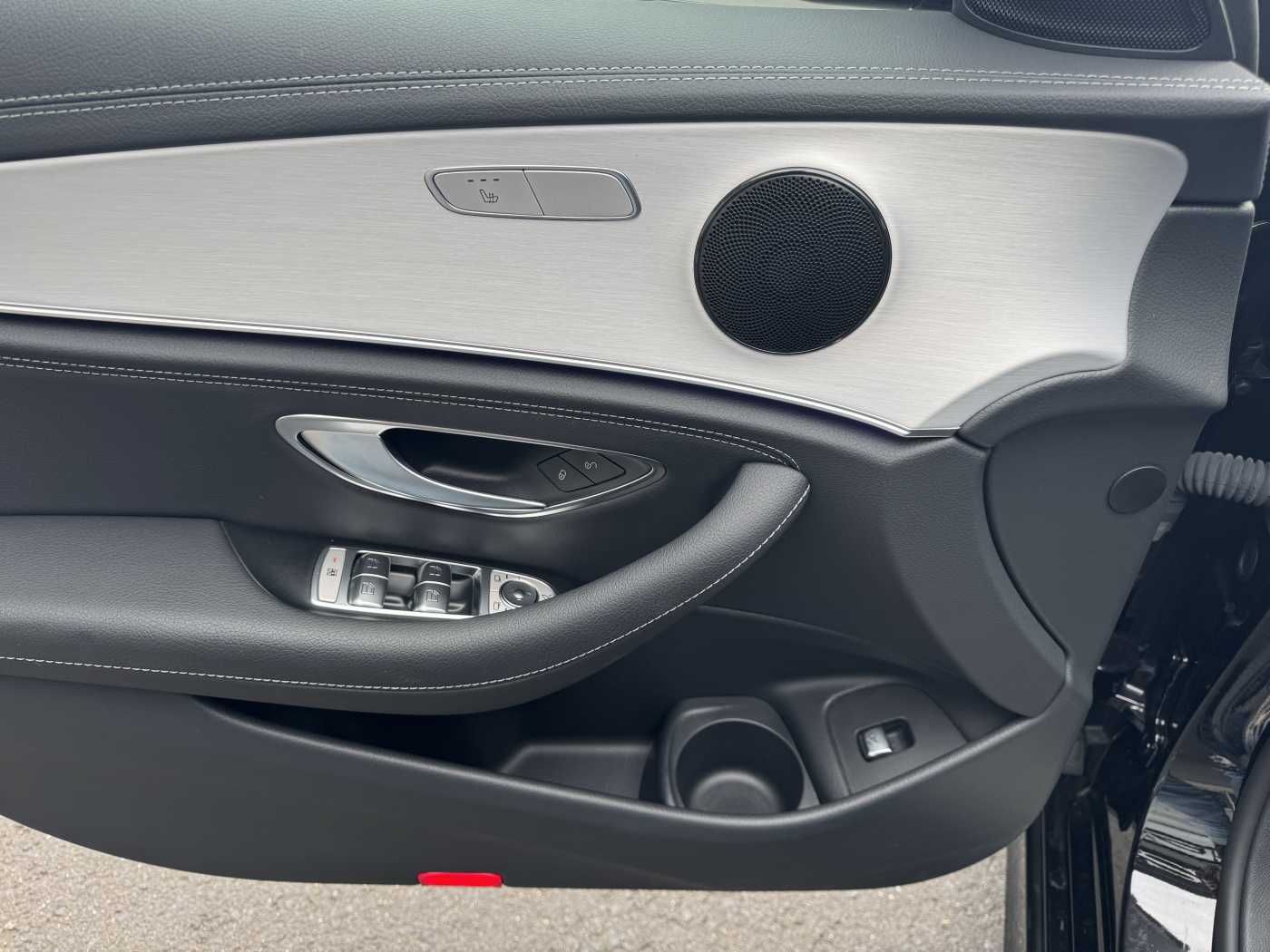 Fahrzeugabbildung Mercedes-Benz E 220d AMG+Pano+Distr+Multibeam+RFK+Night
