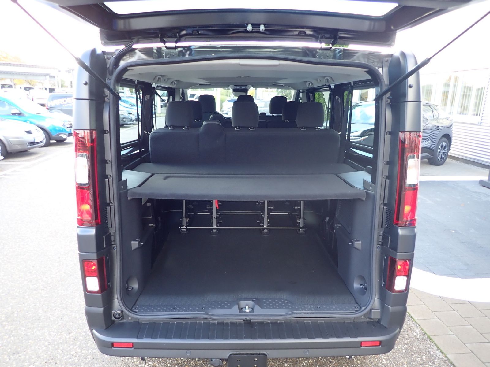 Fahrzeugabbildung Renault Trafic Pkw Grand Authentic Blue dCi 150 MY24