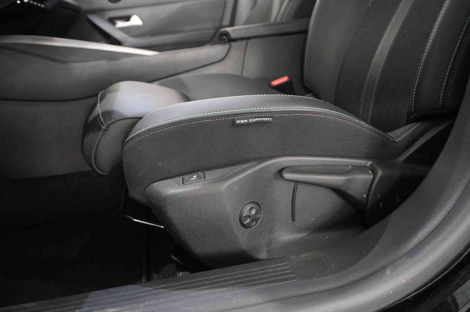 Fahrzeugabbildung Peugeot 308 SW 1.5D ALLURE NAVI/LED/360°/SPORT/SH/VIRT.