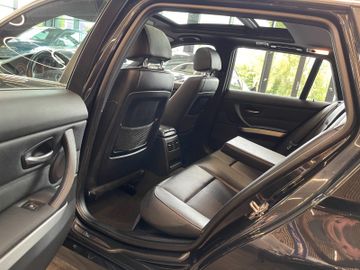 BMW Touring 330d xDrive *PANO*NAVI*PDC*SZHZ*LEDER*