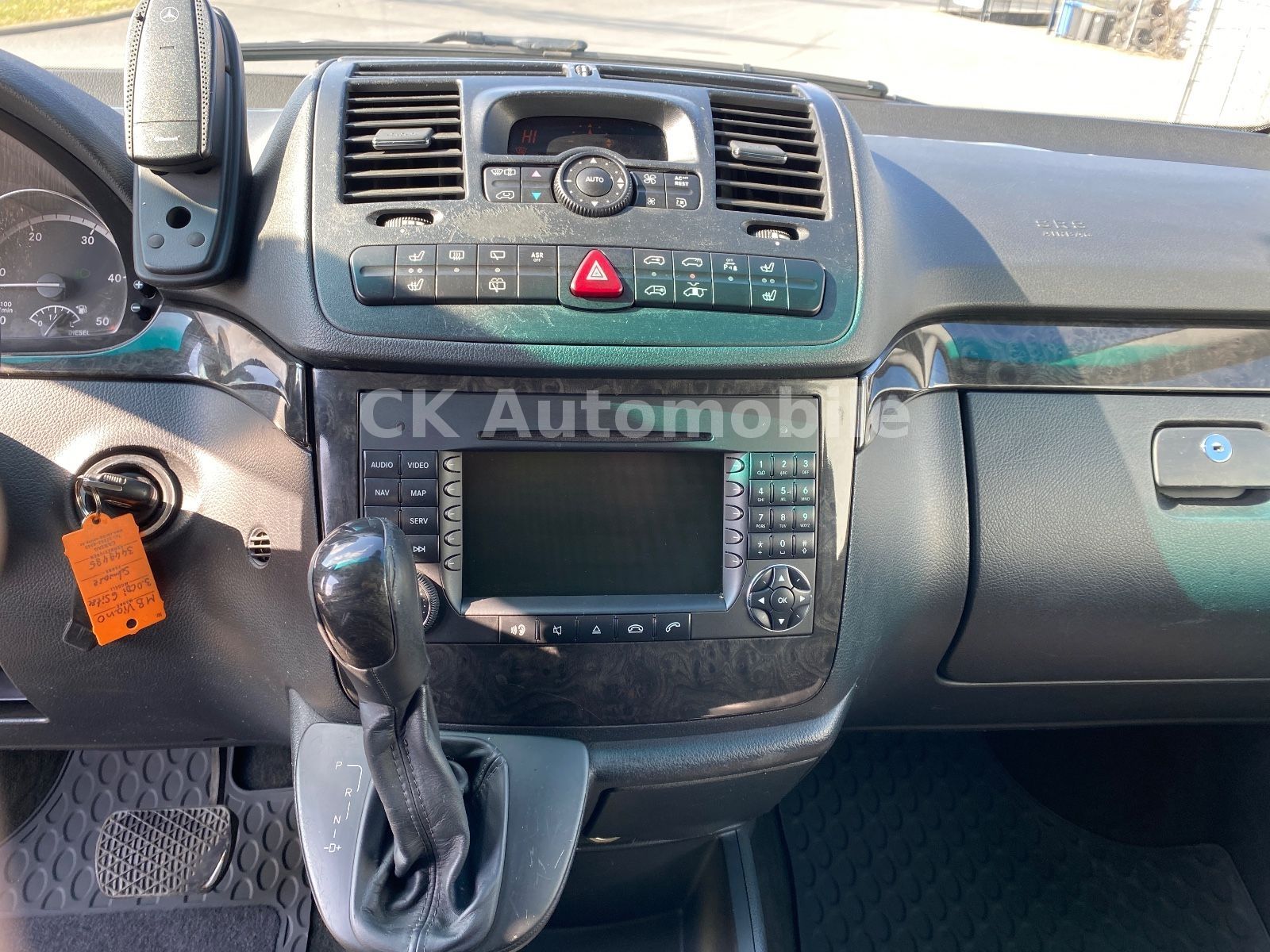 Fahrzeugabbildung Mercedes-Benz Viano 3.0 CDI lang Activity/6 Sitze/Leder/AHK