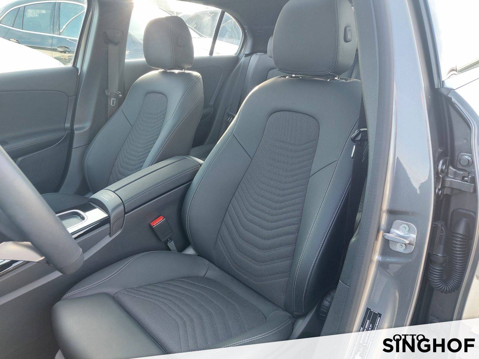 Fahrzeugabbildung Mercedes-Benz A 200 Progressive +Pano+LED+Rü Kam+MBUX+Winter+