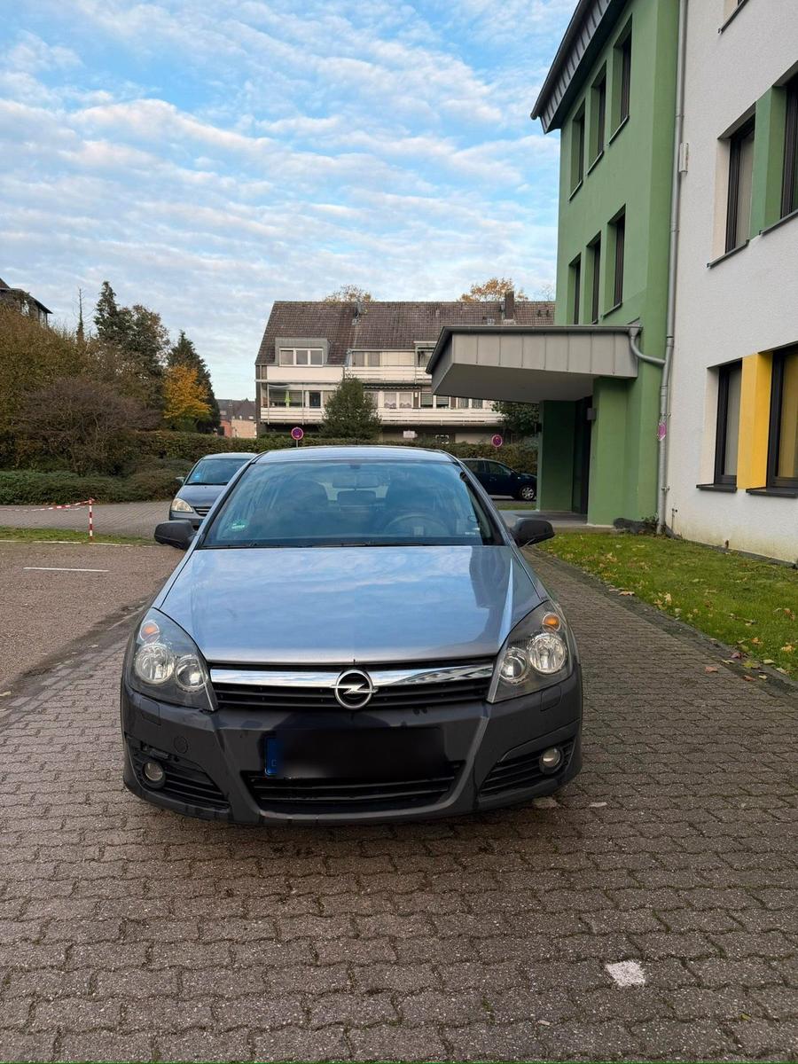 Opel Astra 2005 — rear view