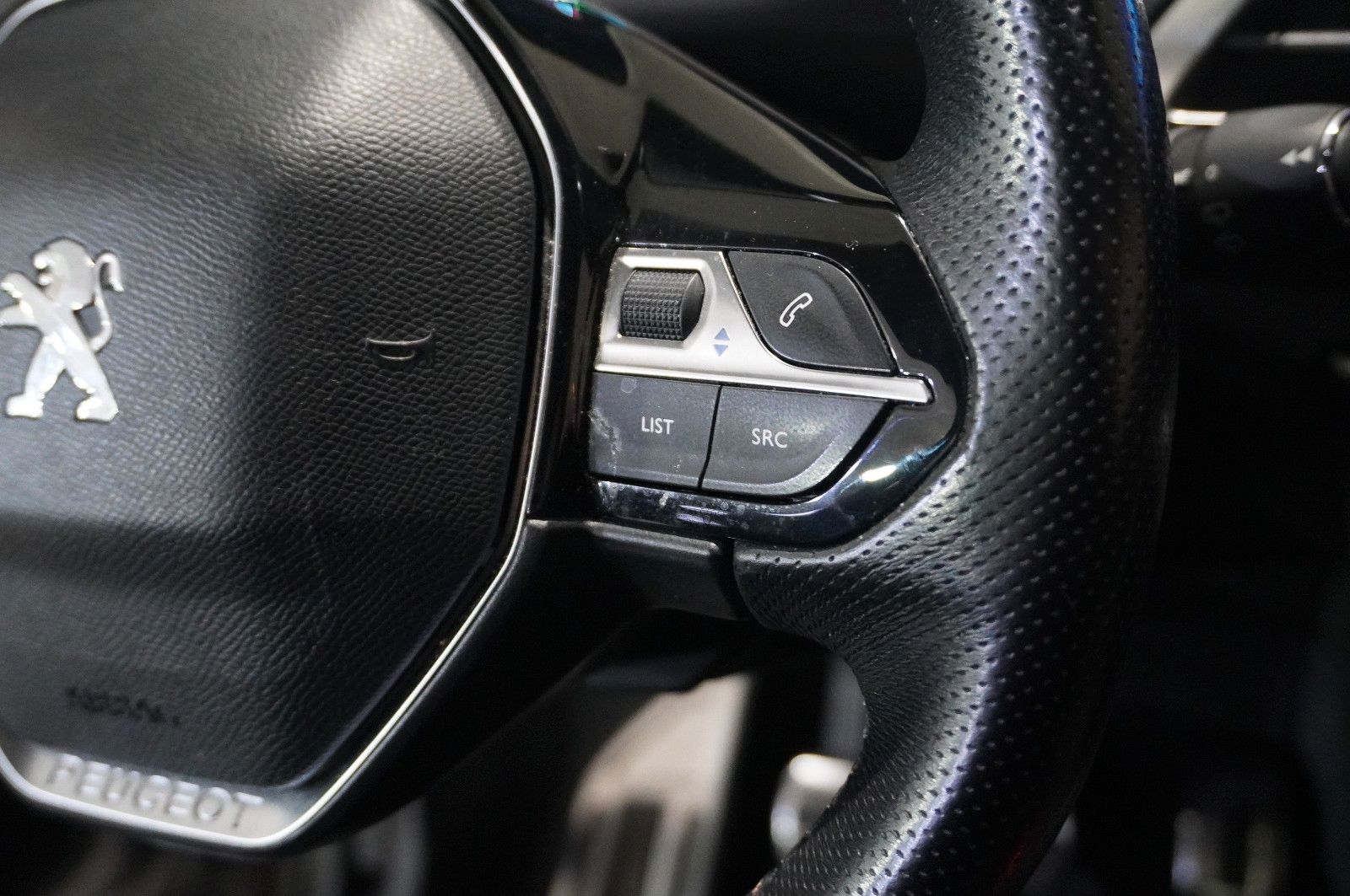 Fahrzeugabbildung Peugeot 5008 1.2T ALLURE GT-LINE 7-SITZ NAVI/LED/KAMERA