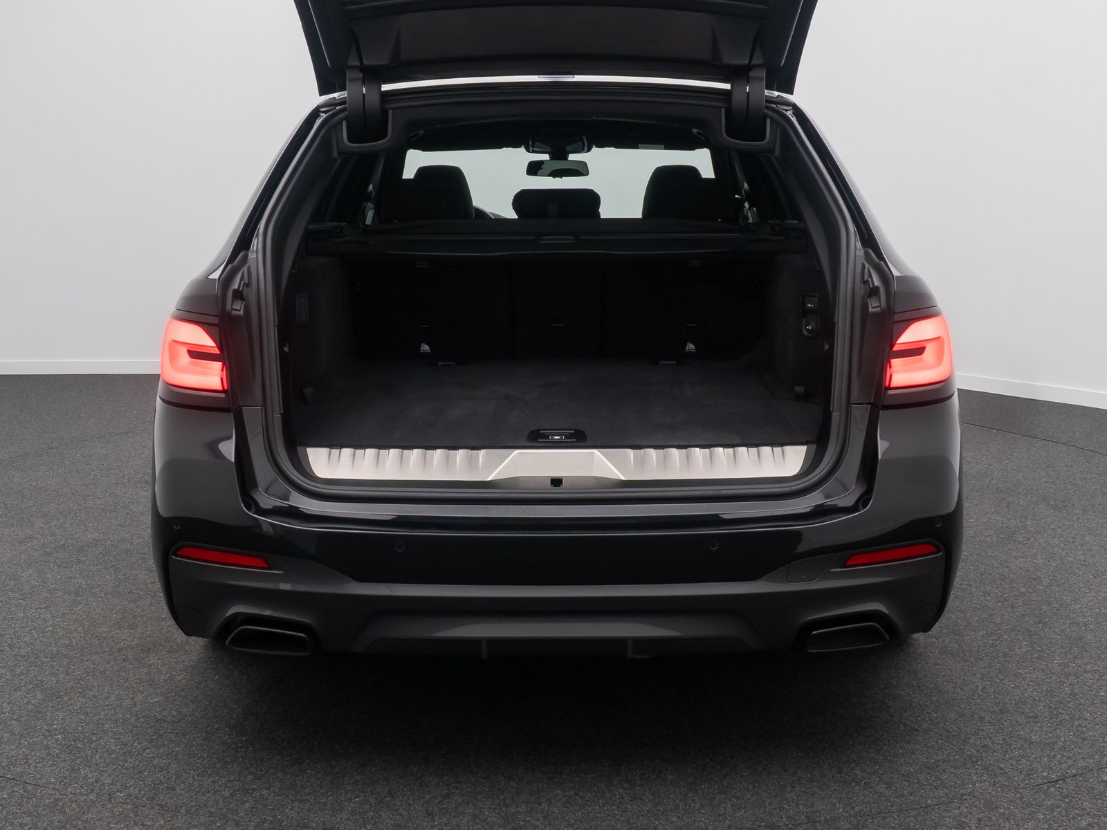 Fahrzeugabbildung BMW 530e xD M Sport Panorama HUD DAB H/K Kamera AHK