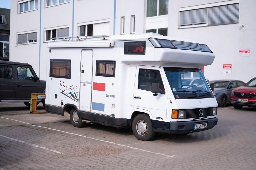 Mercedes-Benz MB 100