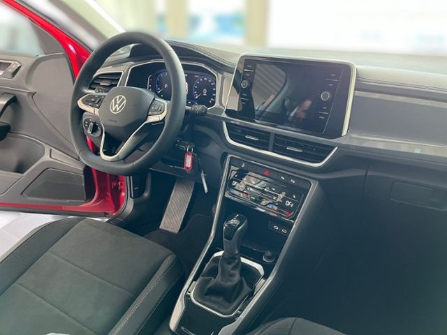 Fahrzeugabbildung Volkswagen T-Roc 1.5 TSI DSG STYLE GJR AHK NAVI IQ.DRIVE