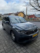 Volkswagen Tiguan 2.0 TDI SCR 147kW DSG 4MOTION R-Line ... - Volkswagen Tiguan mit Diesel-Antrieb: Grau, Teilleder