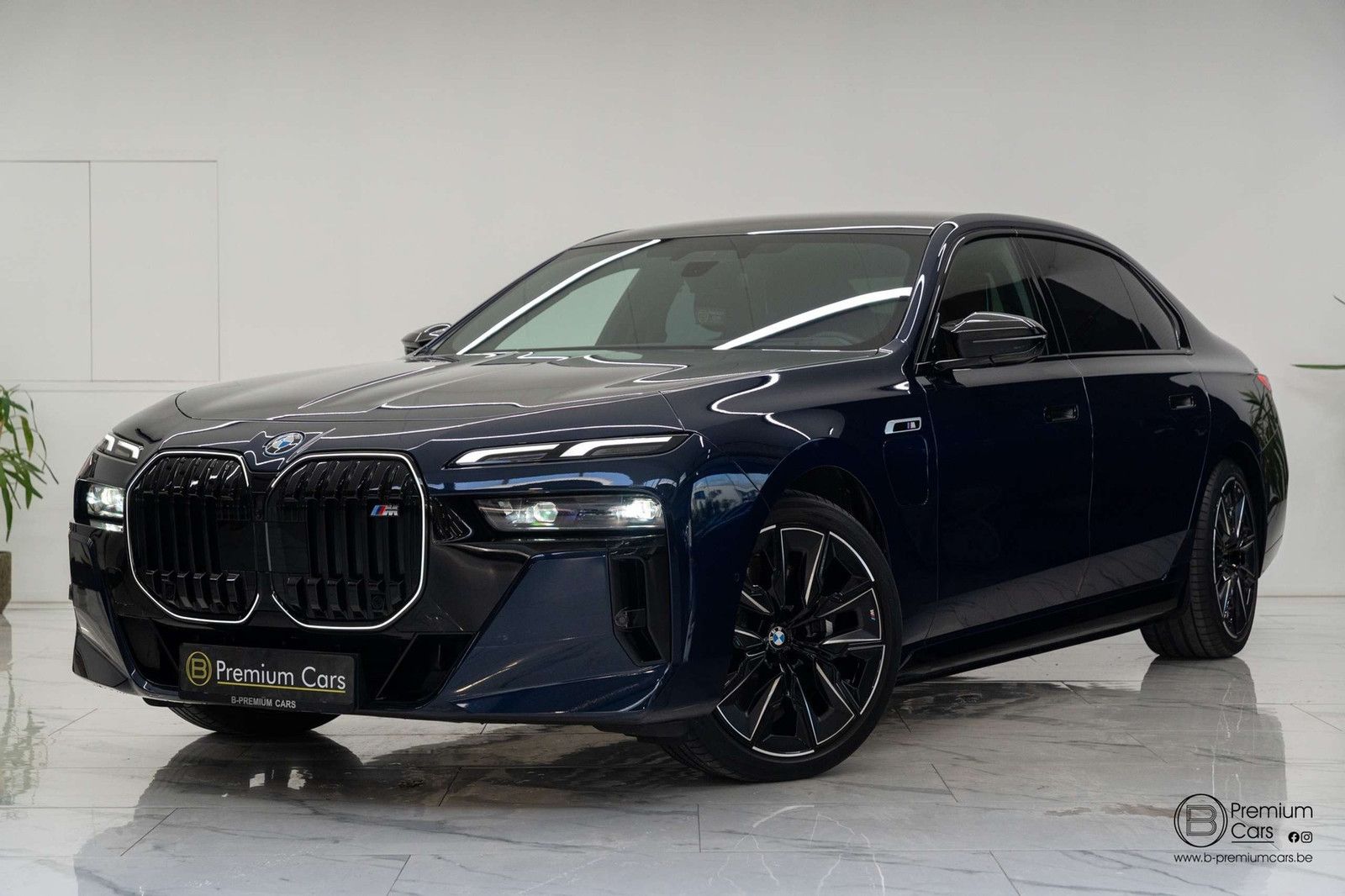 BMW 760 xDrive Individual! FULL OPTIONS! Black pack!