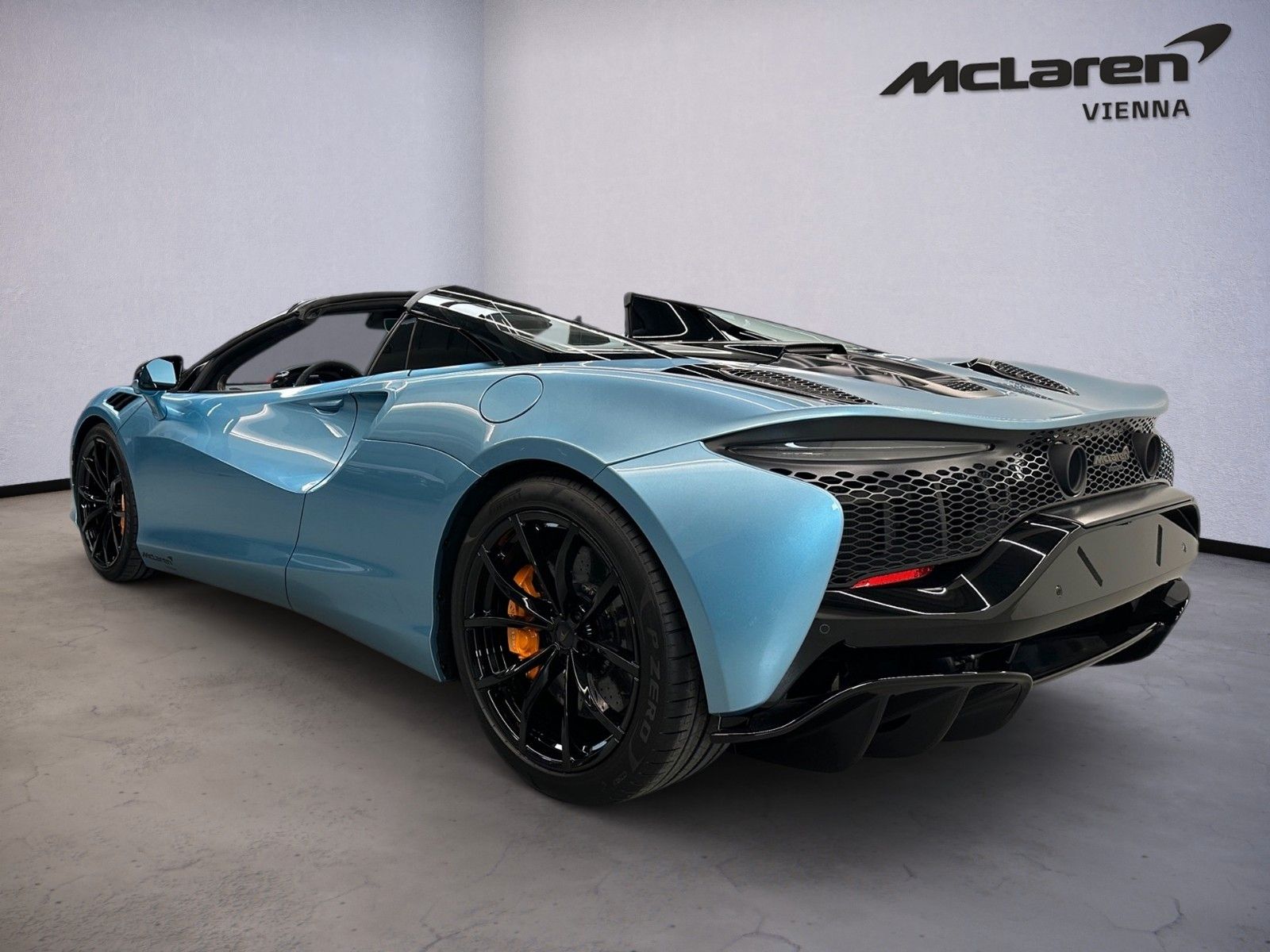 McLaren Artura Spider / MSO Steel Blue / CF Int / B&W imagem 3